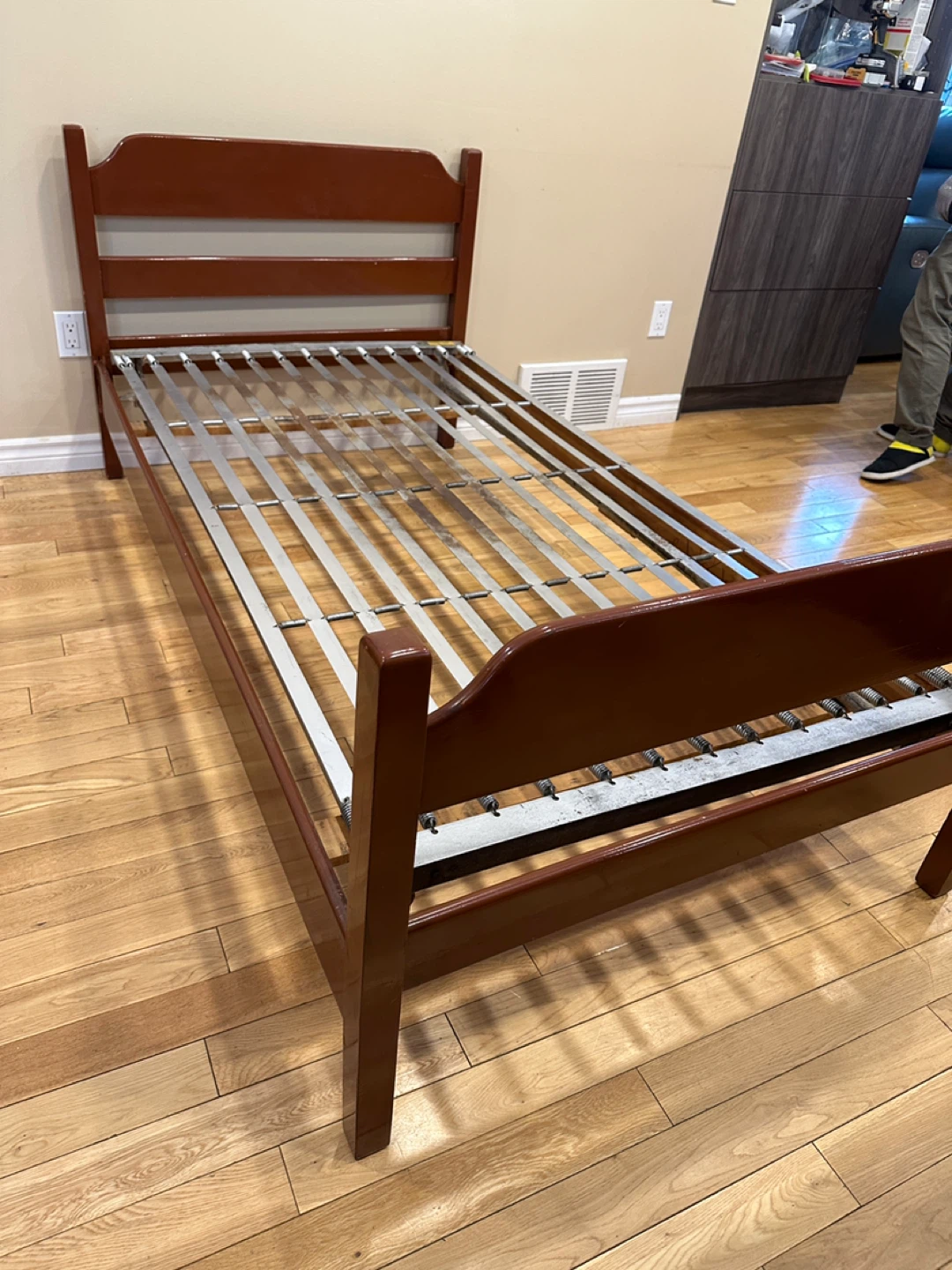 Beautiful Vintage Solid Wood Twin Bed (CAN DELIVER) - photo 5