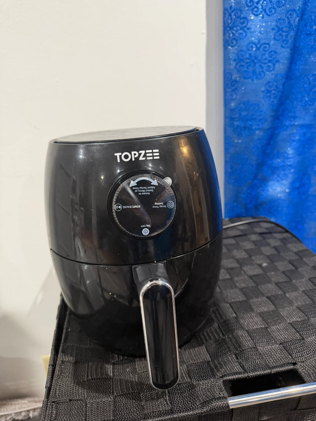 TOPZEE Air Fryer AF200EDK - Like New! - photo 2