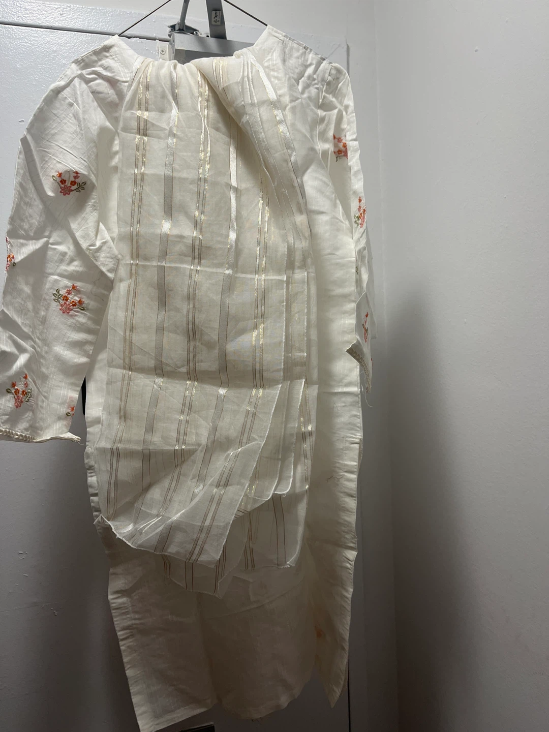 Embroidered White Salwar Kameez - photo 2