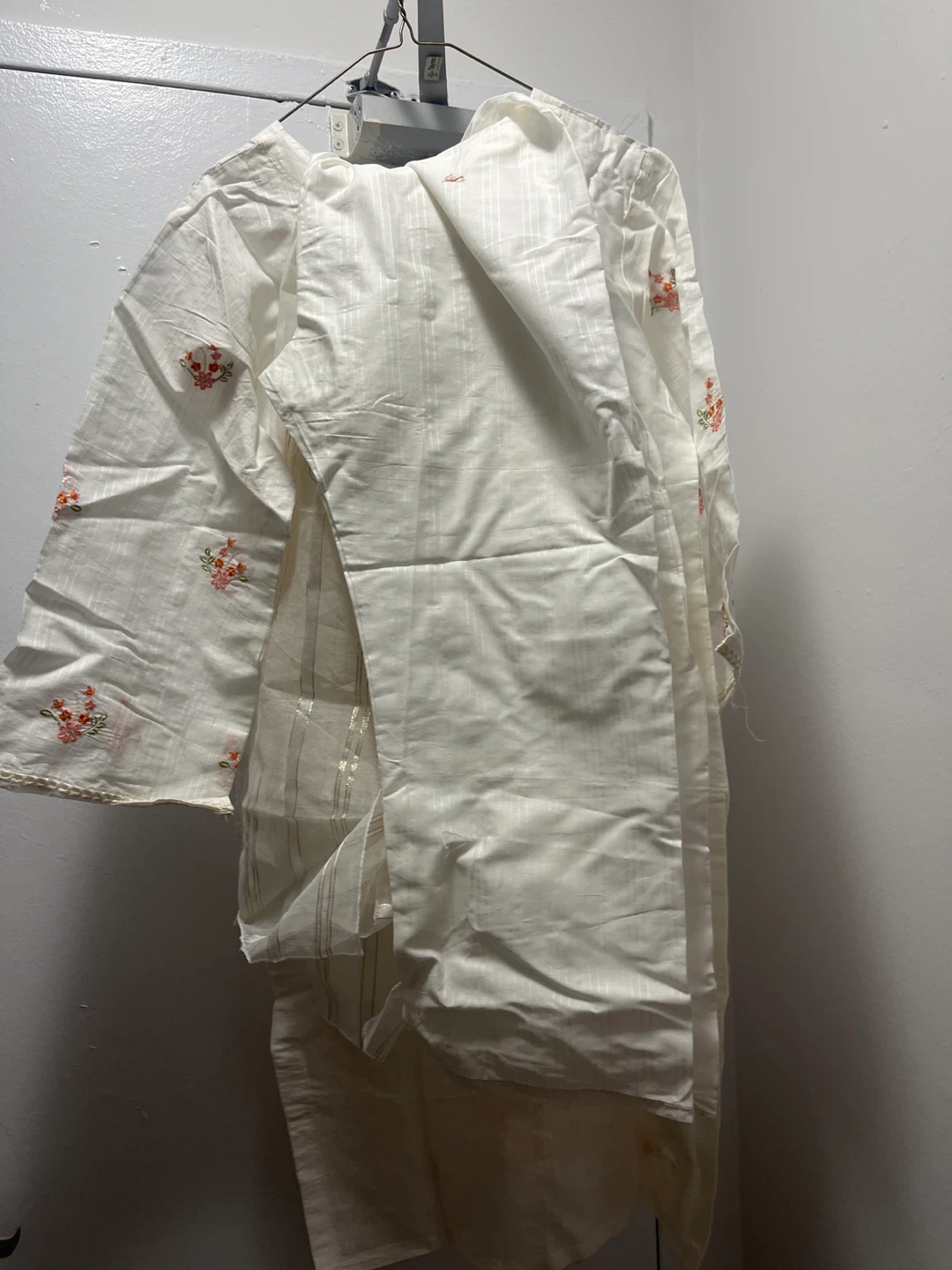 Embroidered White Salwar Kameez - photo 3