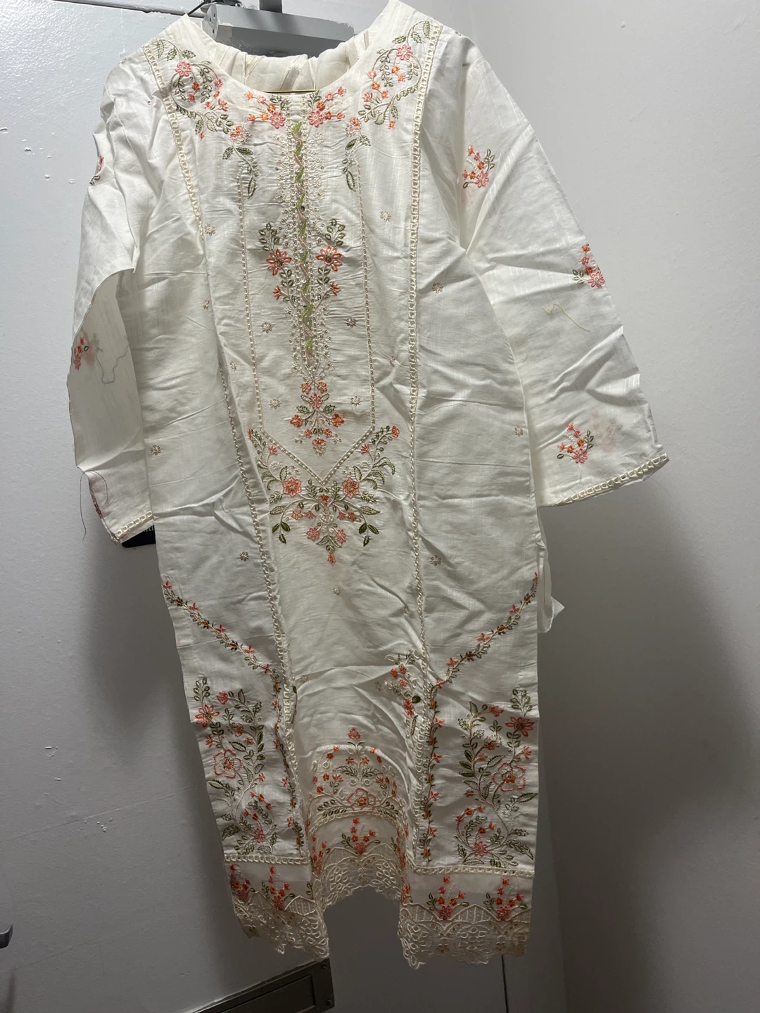 Embroidered White Salwar Kameez