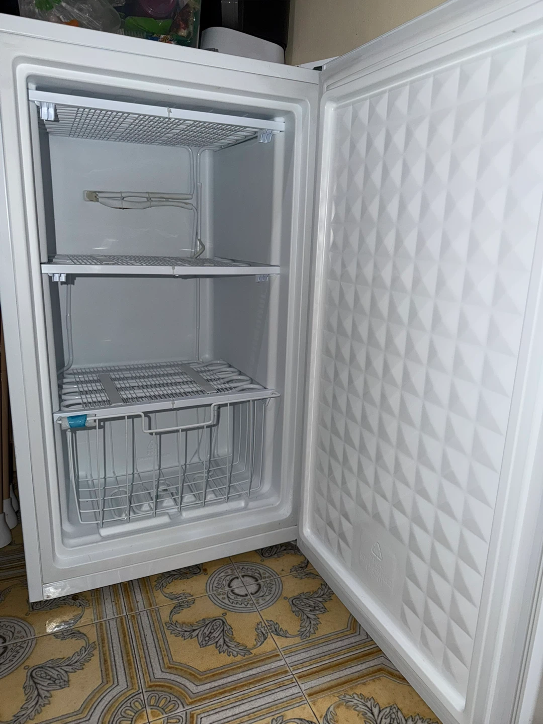 Midea Compact Mini Fridge - White - photo 2