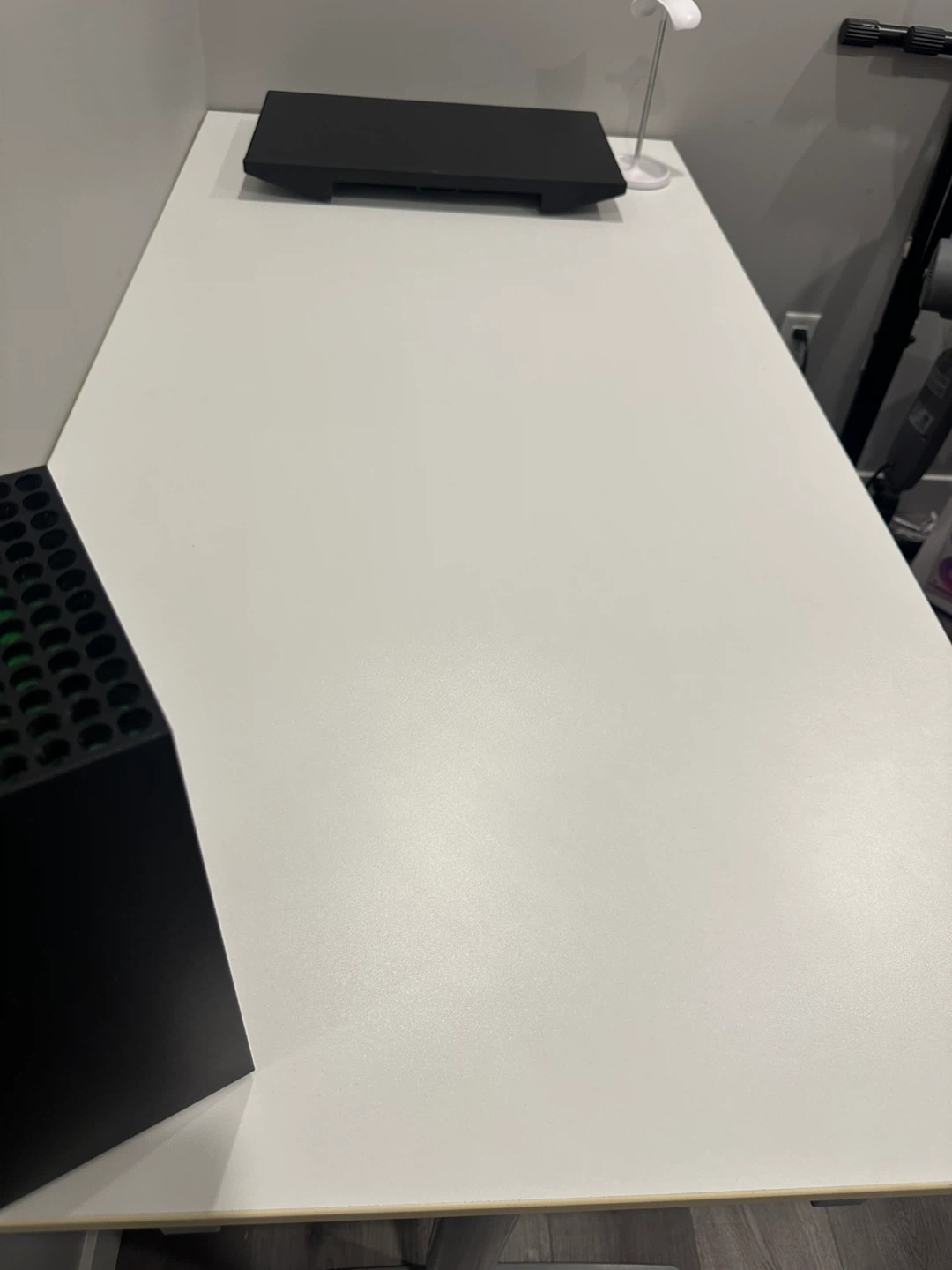 63x31 inches White Ikea Desk *Delivery Available* - photo 2