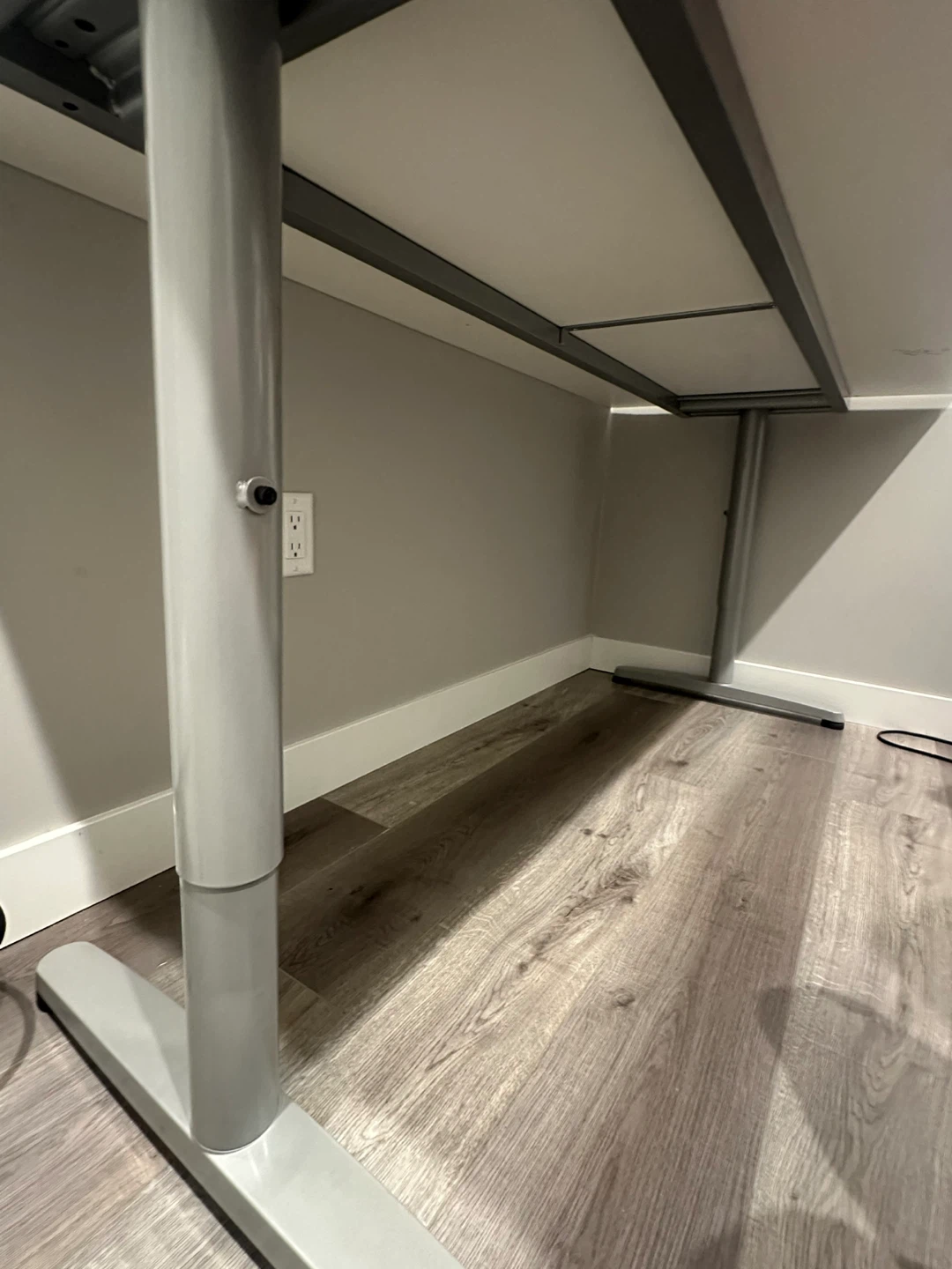 63x31 inches White Ikea Desk *Delivery Available* - photo 4