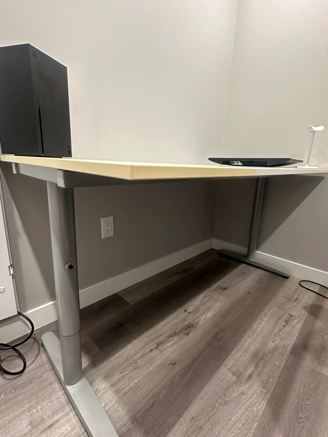63x31 inches White Ikea Desk *Delivery Available* - photo 3