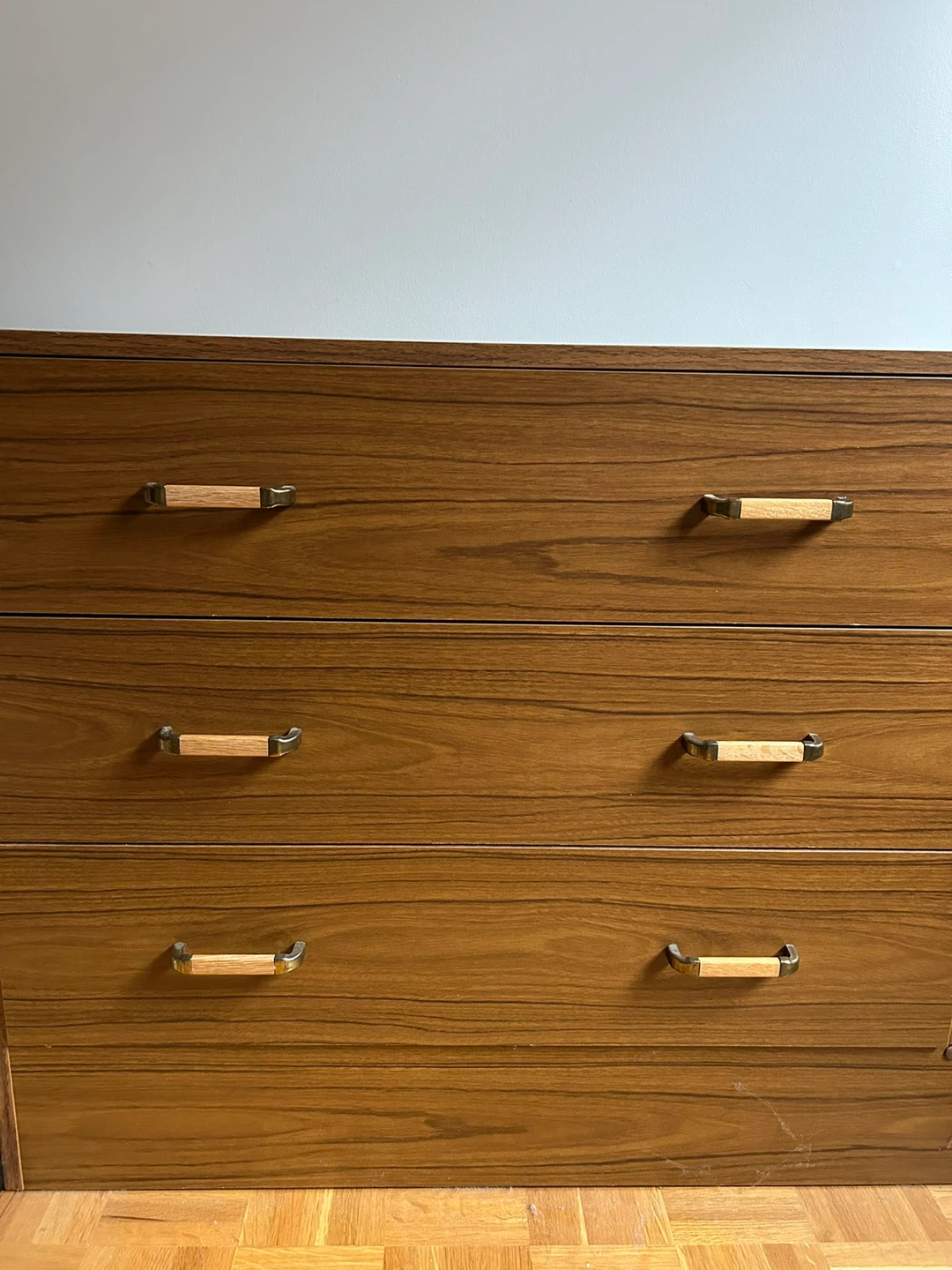 🥕Preowned Minor Scratch Wooden Dresser w/ 6 Drawers pick up only - photo 3