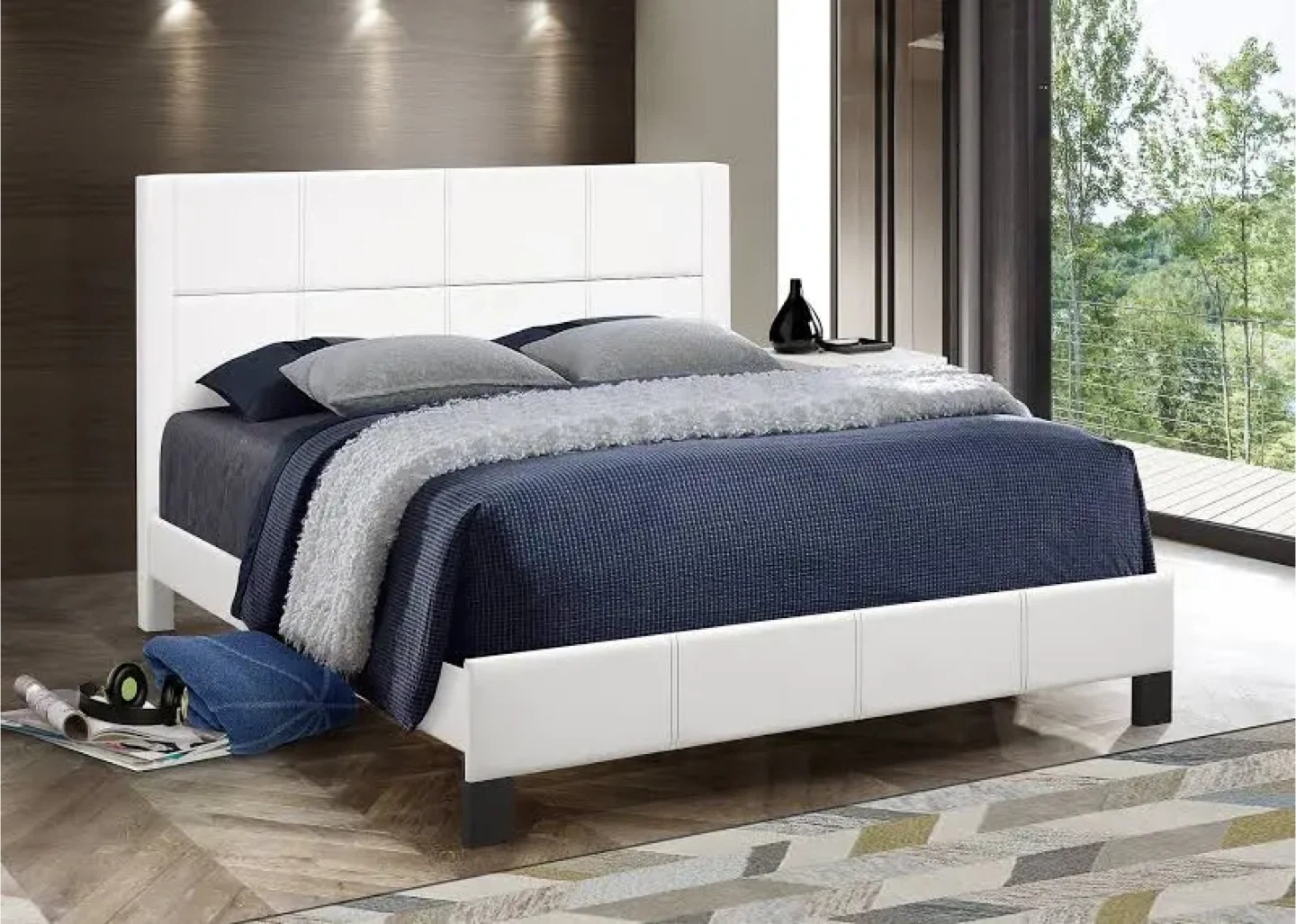 Double size bed in White