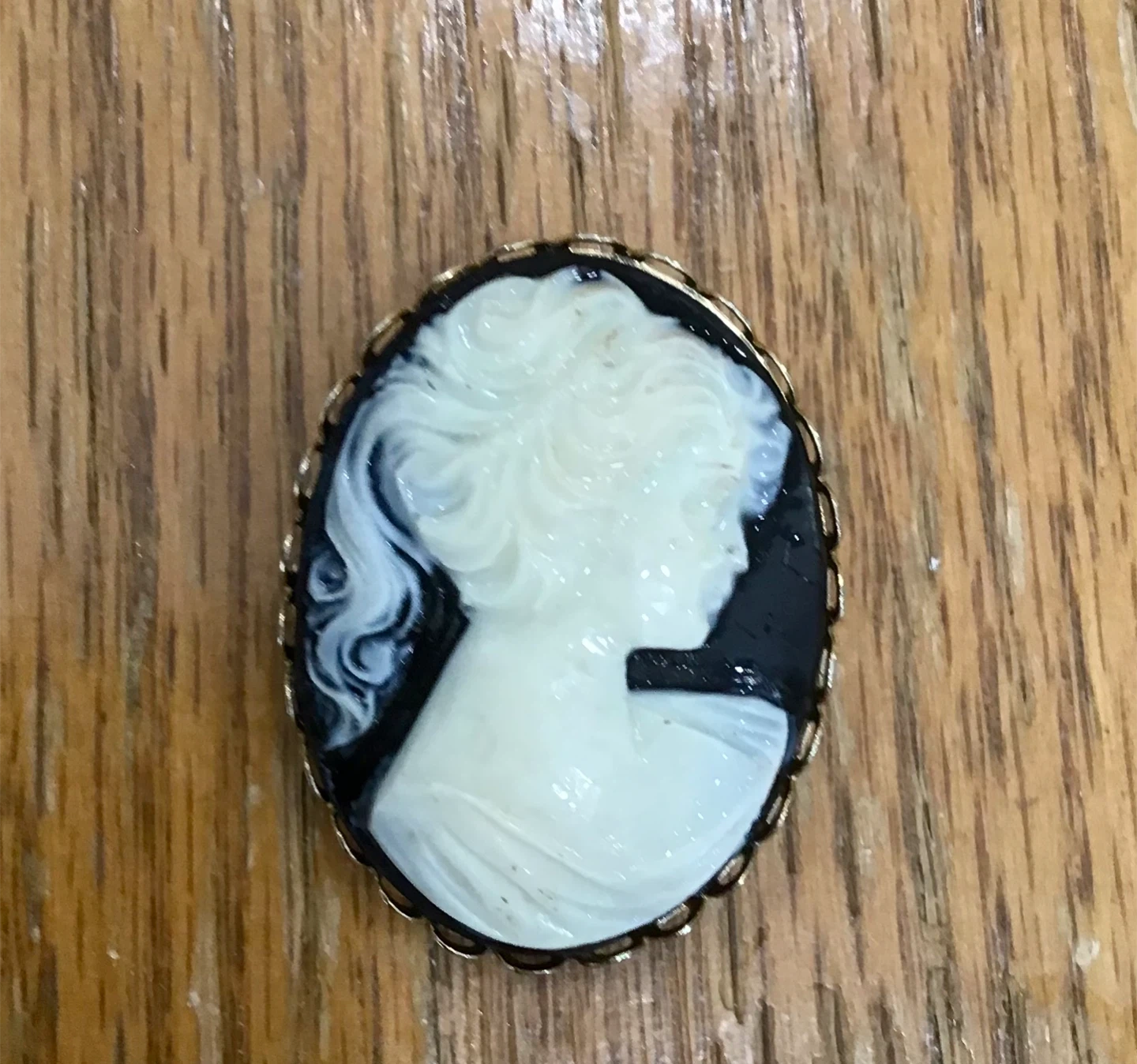 Vintage Cameo Brooch Pin