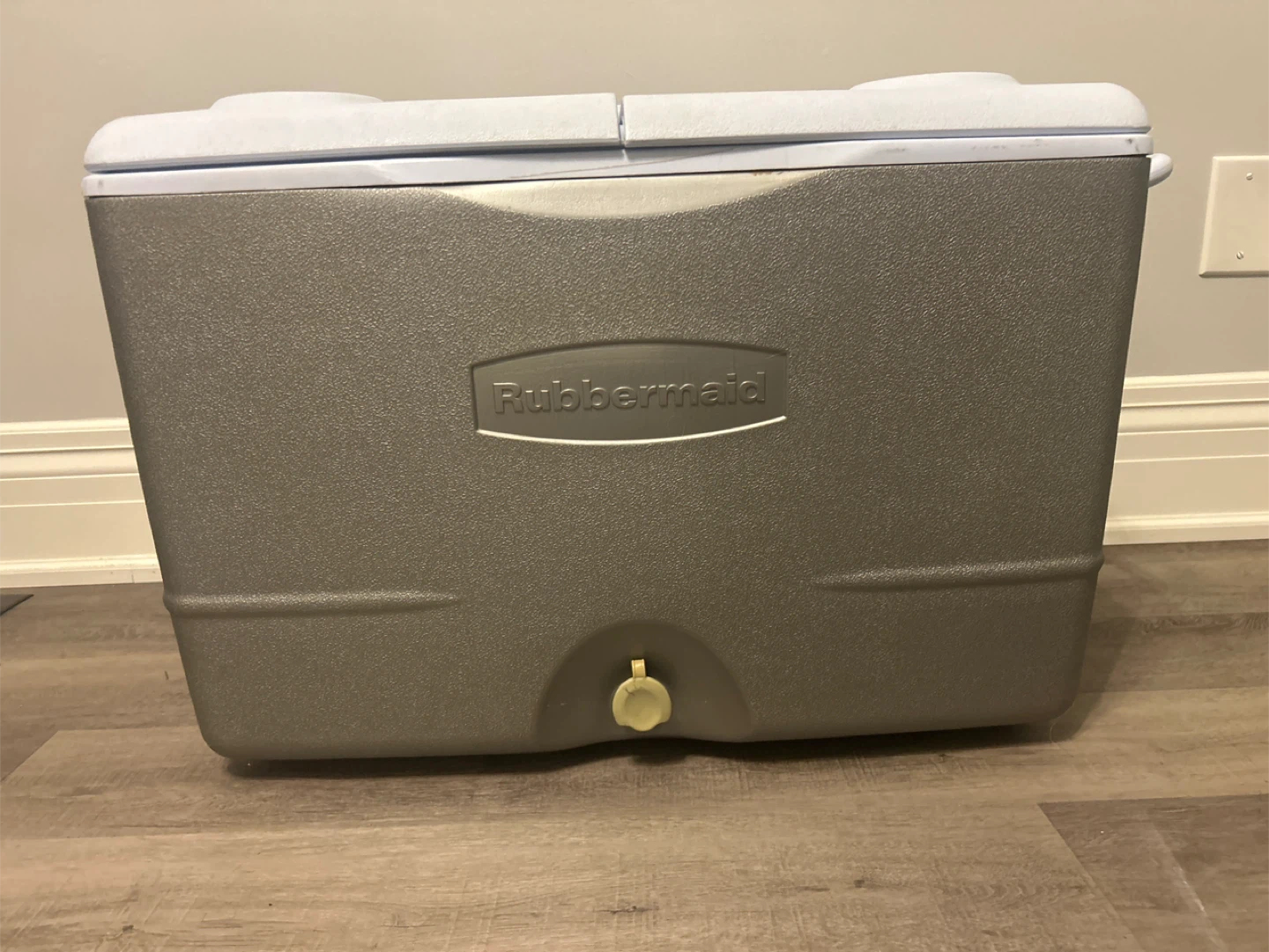 Rubbermaid Wheeled Cooler
