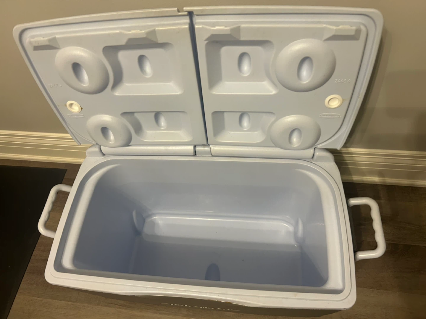 Rubbermaid Wheeled Cooler - photo 2