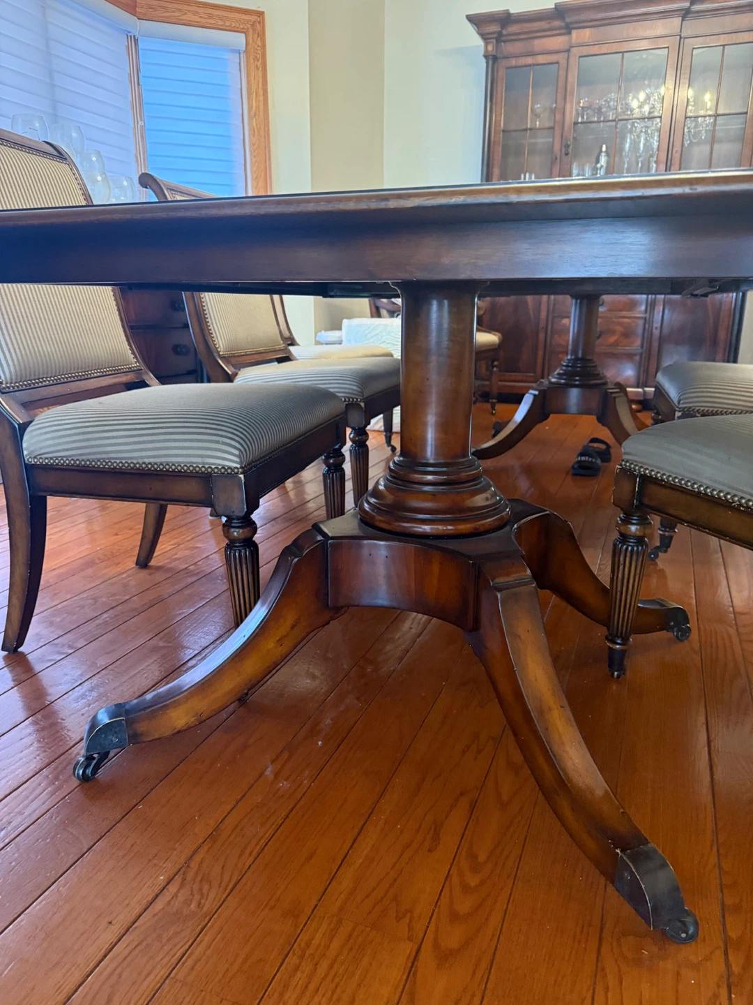Hickory White Mahogany/ Walnut Burl Dining Table with 8 Chairs - photo 4