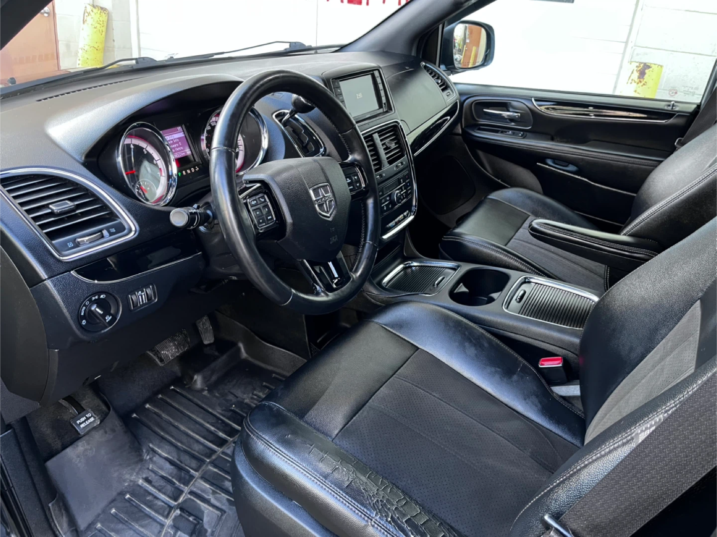 Dodge Grand Caravan - Black Minivan - photo 5