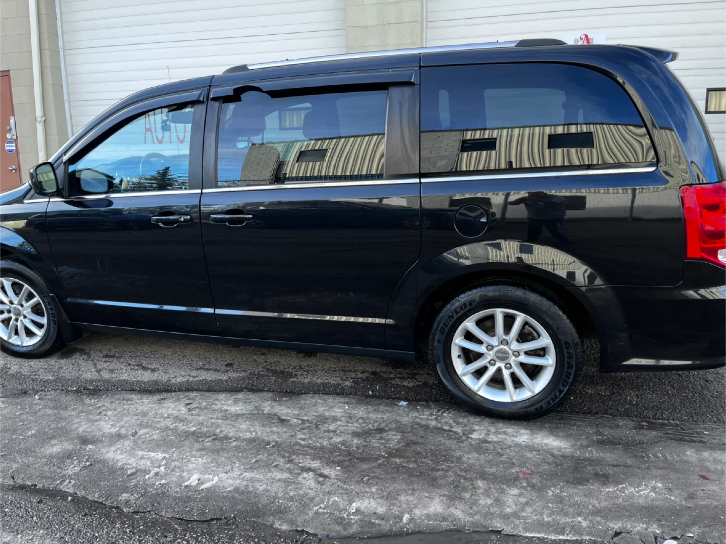 Dodge Grand Caravan - Black Minivan - photo 2