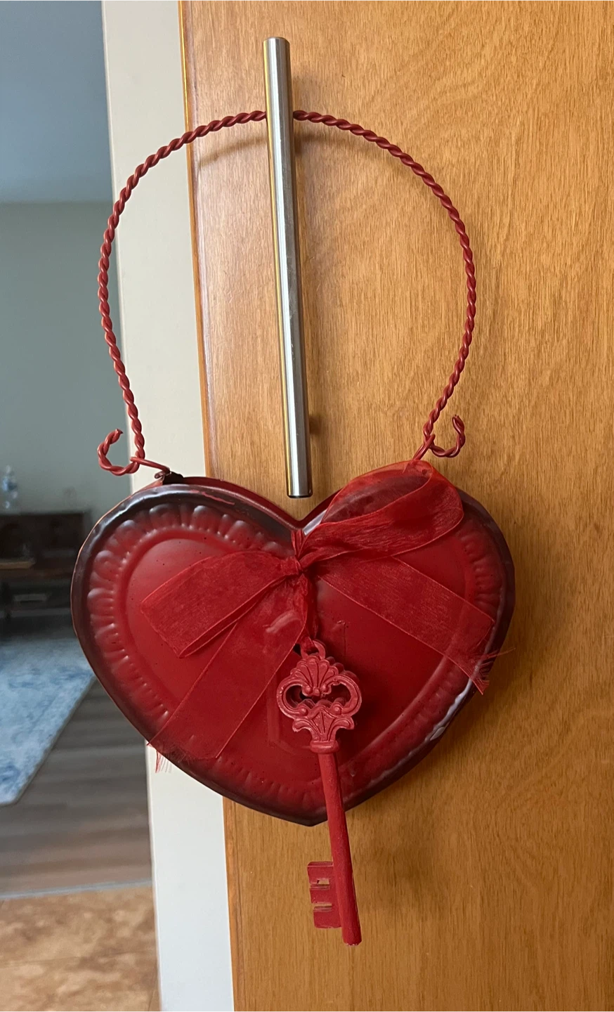 Red Metal Heart & Key Wall Decor 💘
