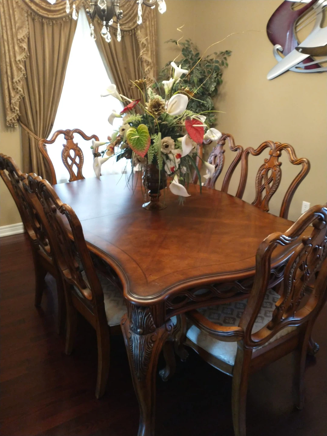 Extendable Wood Dining Table With Six (6) Chairs 🥕
