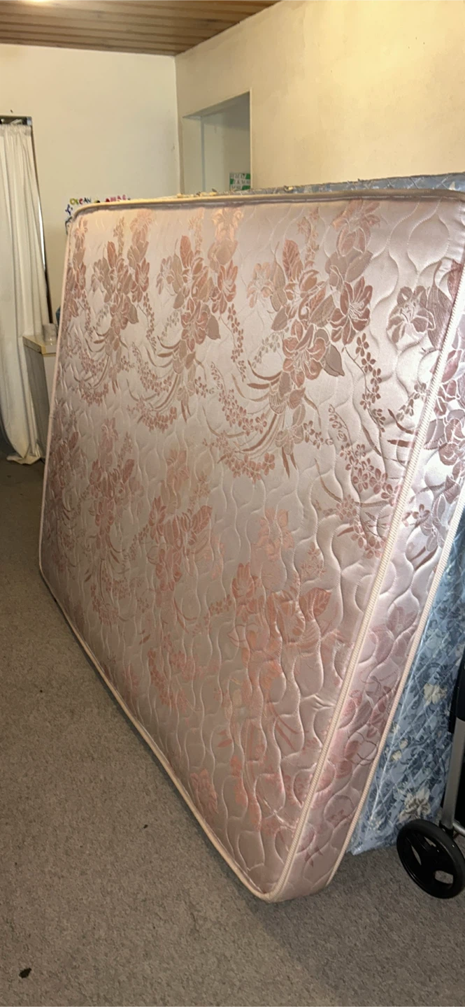 Queen size Royal Heritage Mattress/Boxspring 🥕