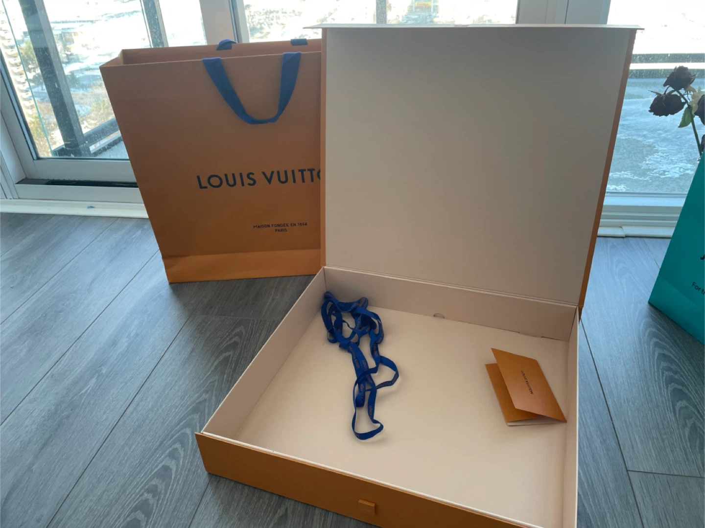 Empty XL Louis Vuitton Box & paper Bag - photo 2