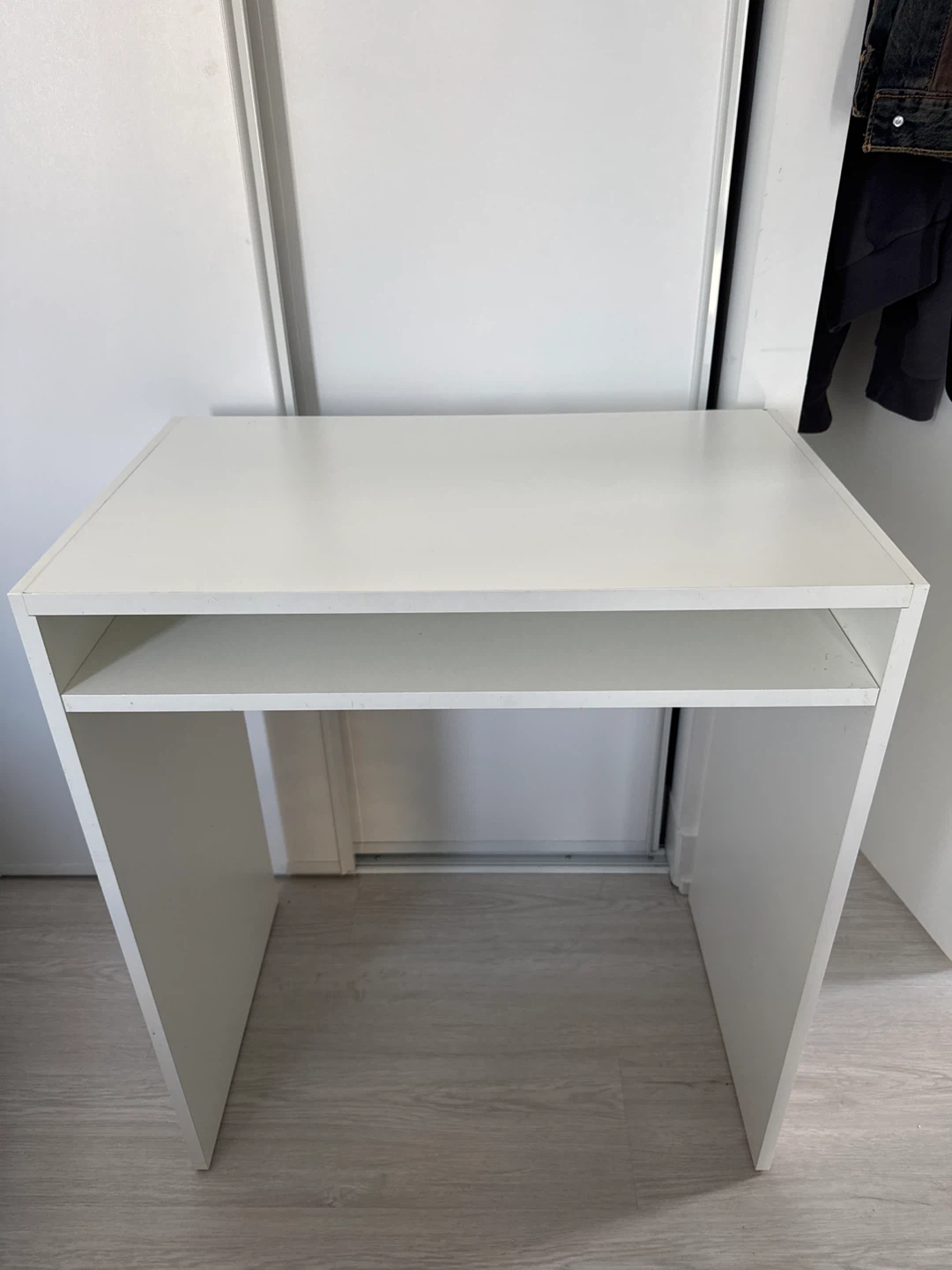 Free ikea white desk. - photo 2