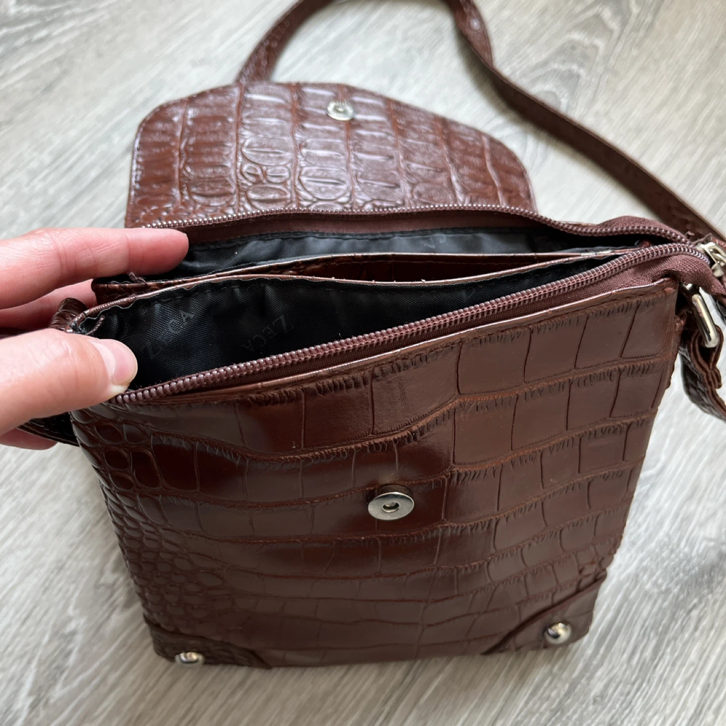Croc Embossed Brown Crossbody Bag - photo 3