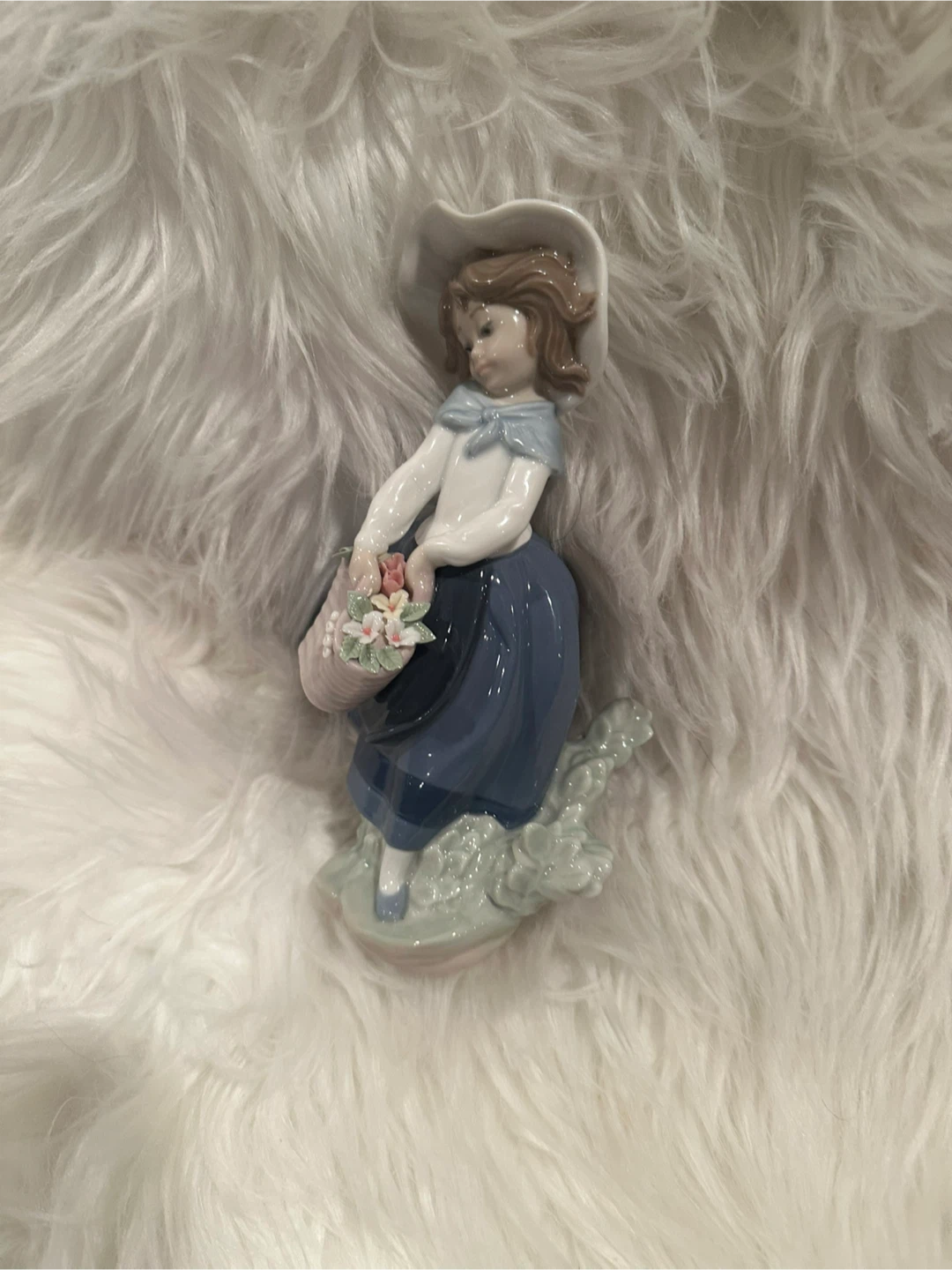 Lladro Figurine - Girl with Flower Basket  #5222 - photo 2