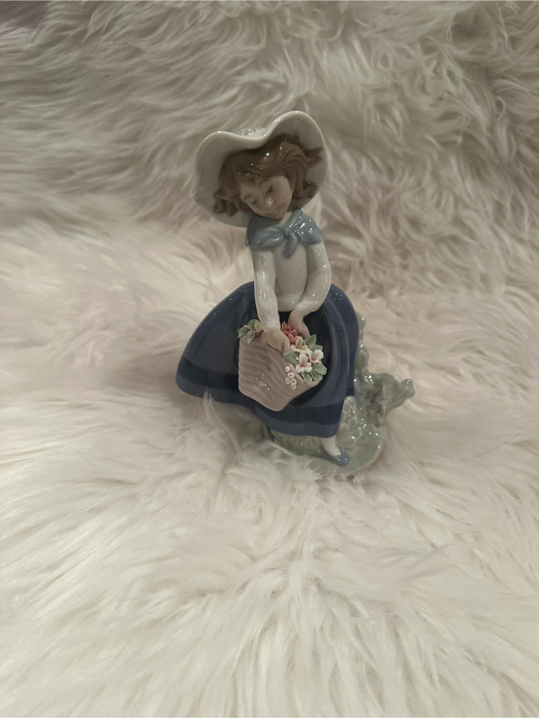Lladro Figurine - Girl with Flower Basket  #5222