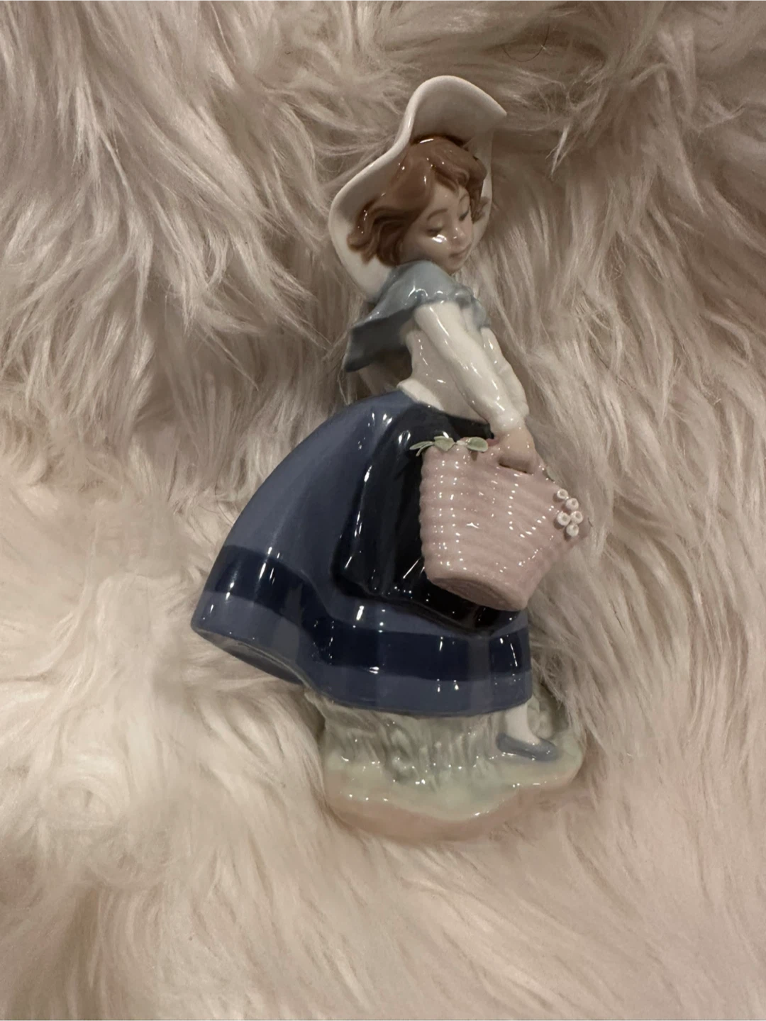 Lladro Figurine - Girl with Flower Basket  #5222 - photo 3