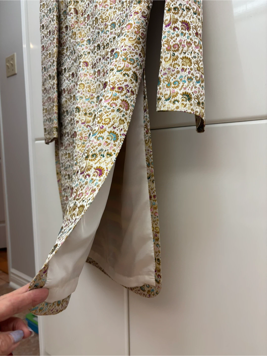 Brocade Chinese-style tunic with black pants - photo 5