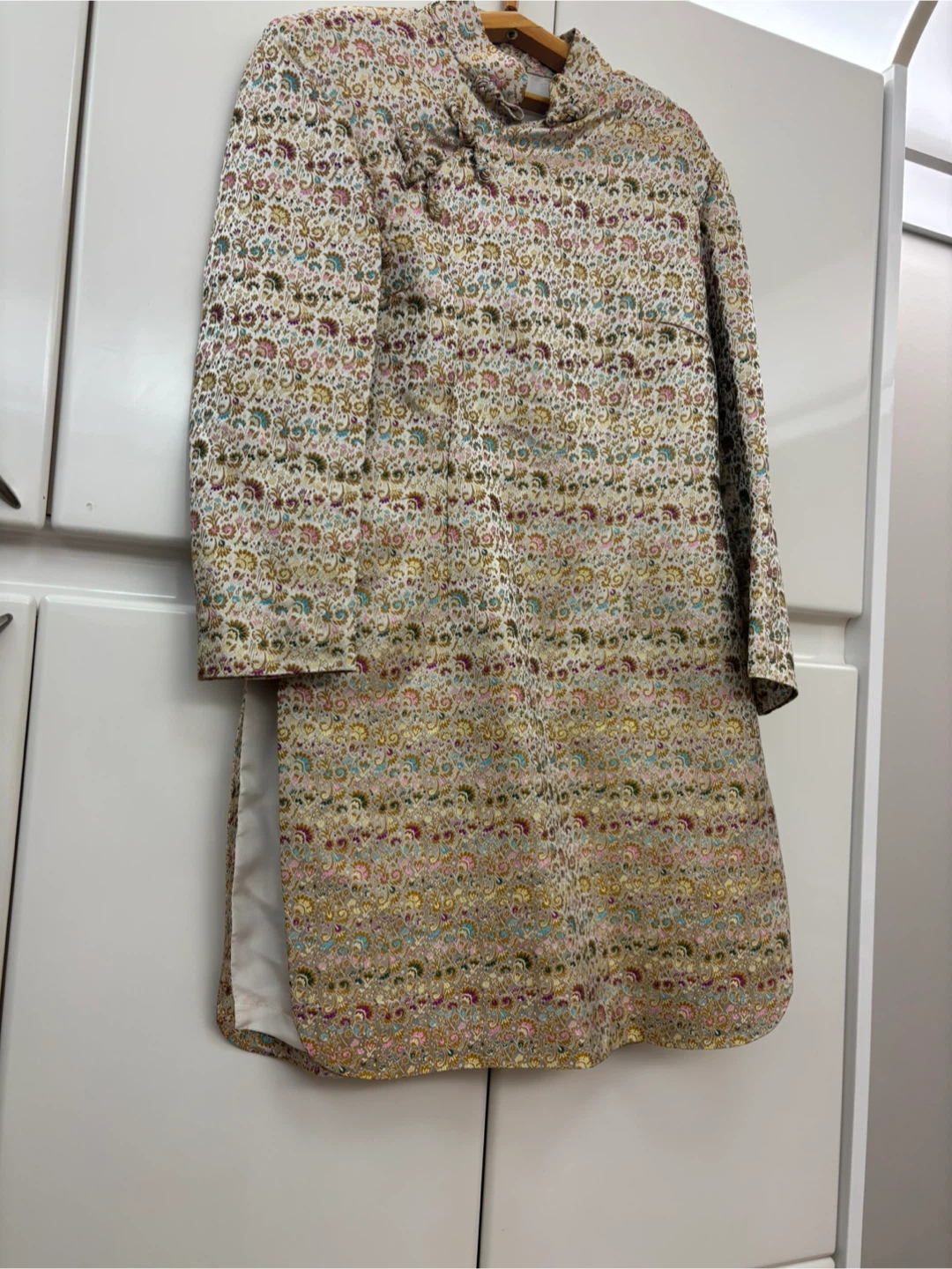 Brocade Chinese-style tunic with black pants - photo 2