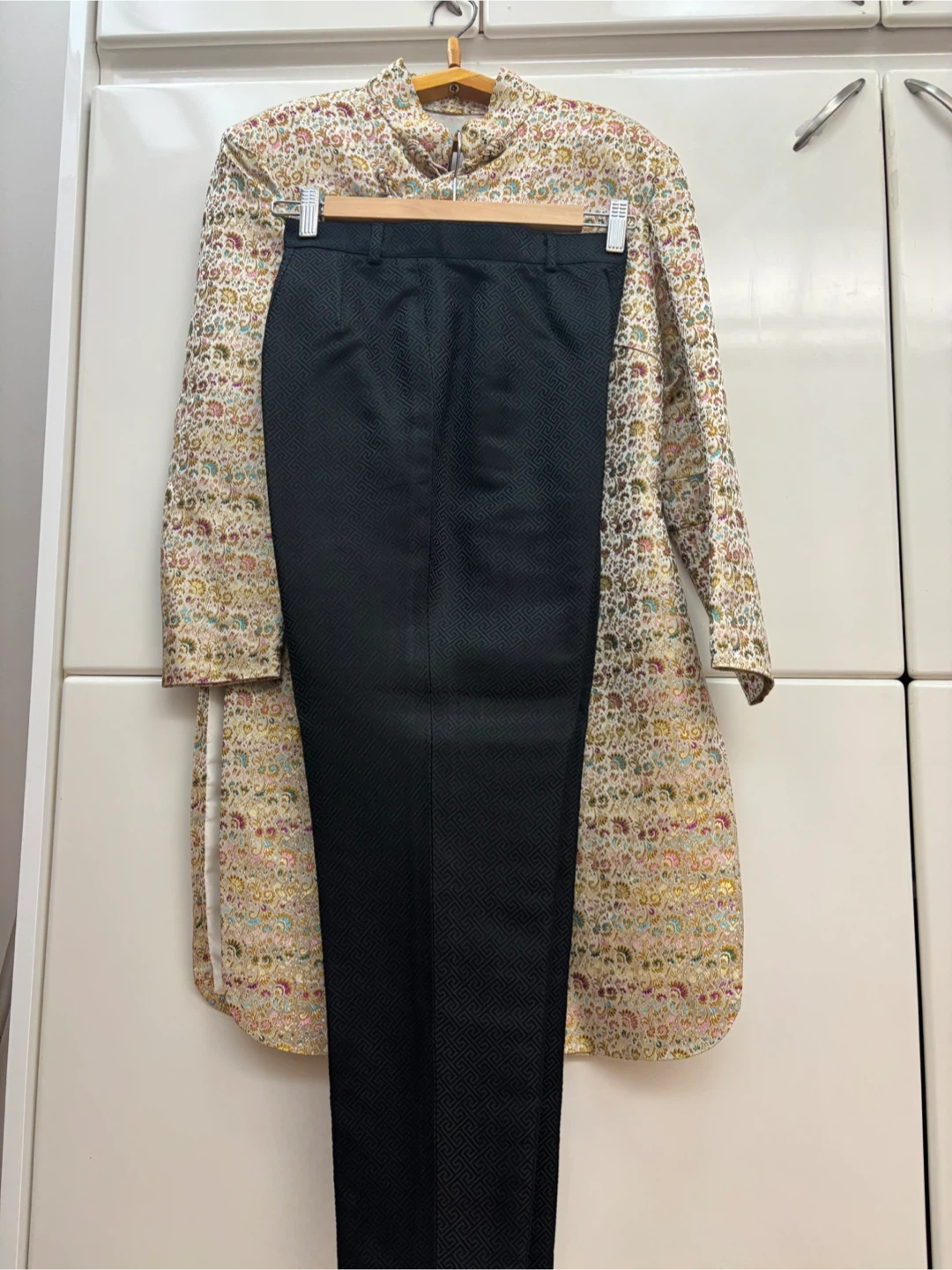 Brocade Chinese-style tunic with black pants - photo 4
