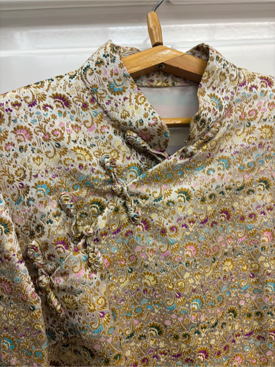 Brocade Chinese-style tunic with black pants - photo 3