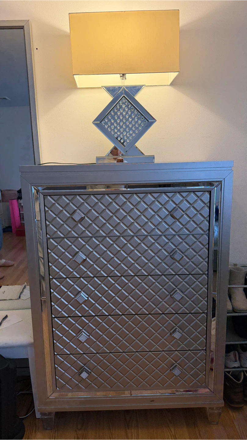 Silver Mirrored 4-Drawer Chest & Lamp - photo 4