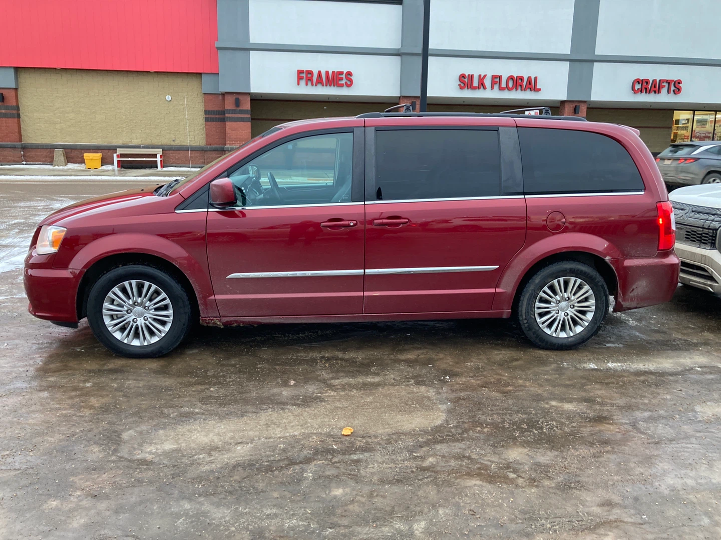 Chrysler Town and Country Van - photo 2