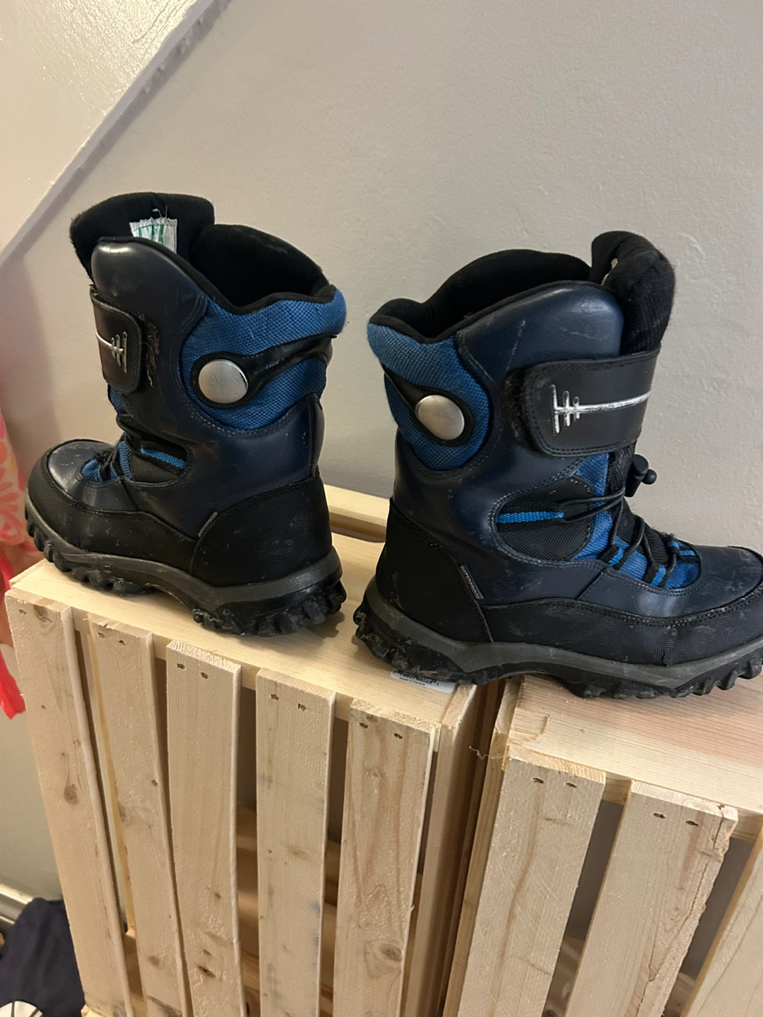 Boys size 4 winter boots - photo 3