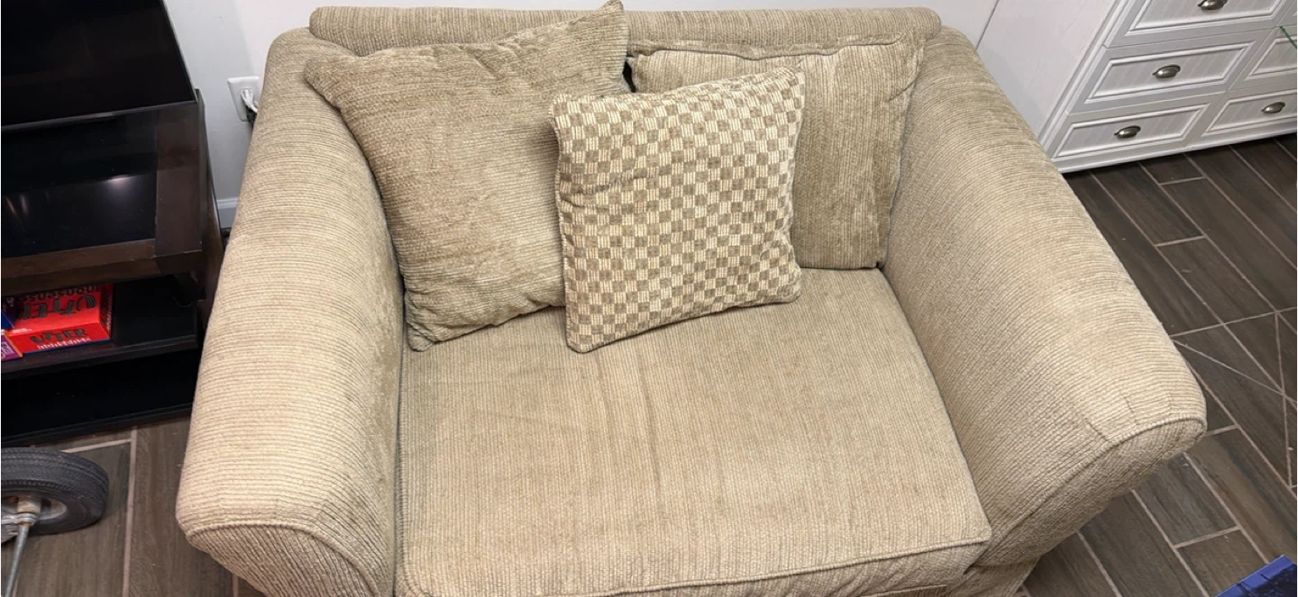 🥕 Oversized Beige Armchair with Pillows