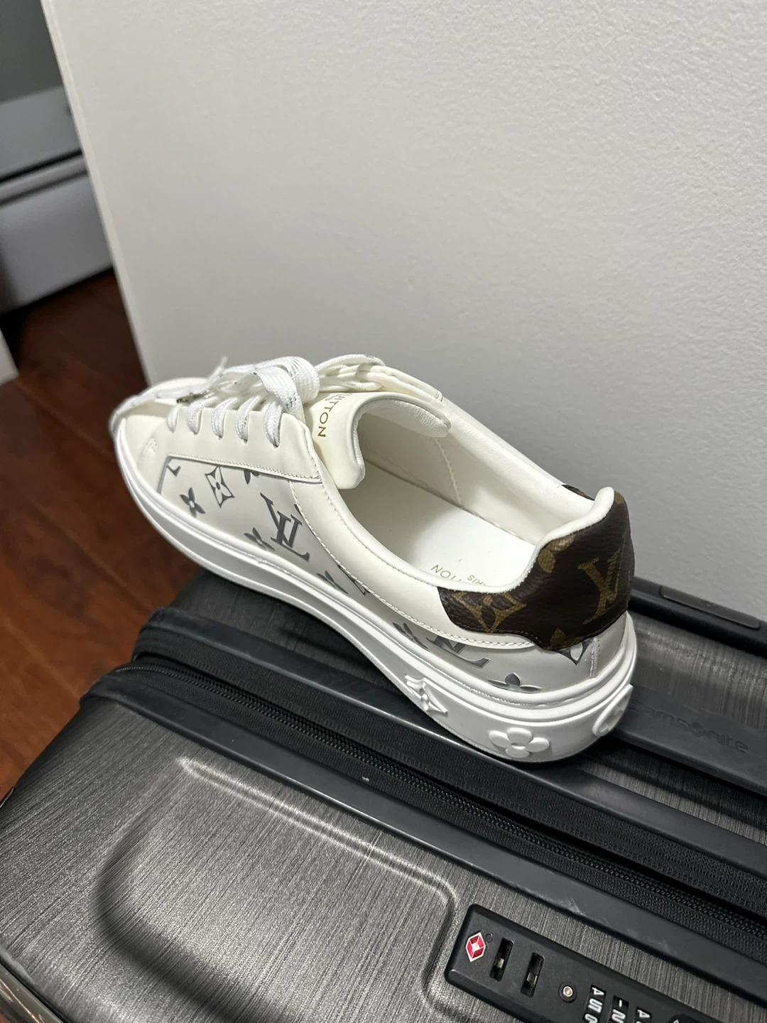Unisex size 43- Louis Vuitton White Leather Sneaker - photo 4