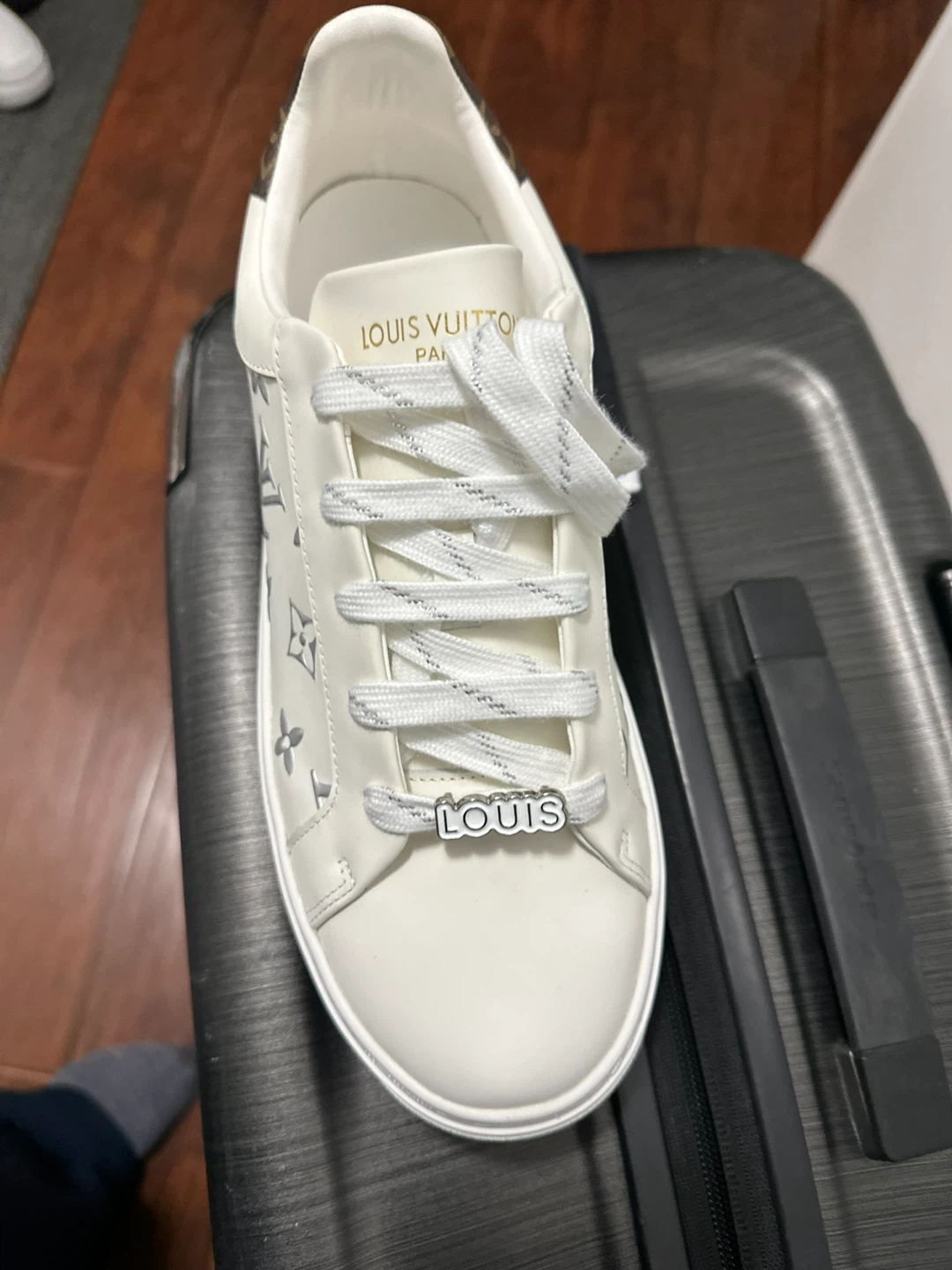 Unisex size 43- Louis Vuitton White Leather Sneaker - photo 3