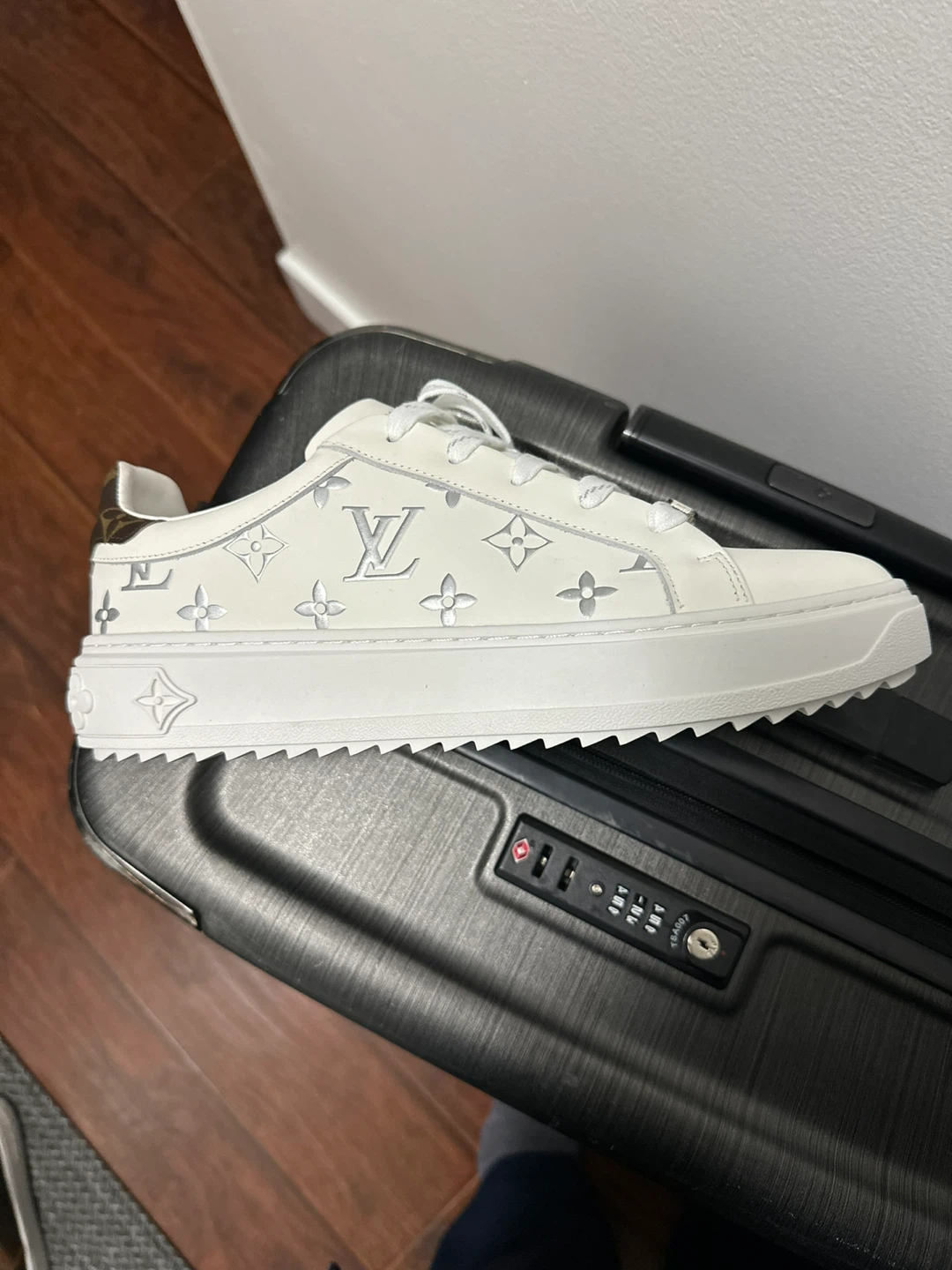 Unisex size 43- Louis Vuitton White Leather Sneaker - photo 5