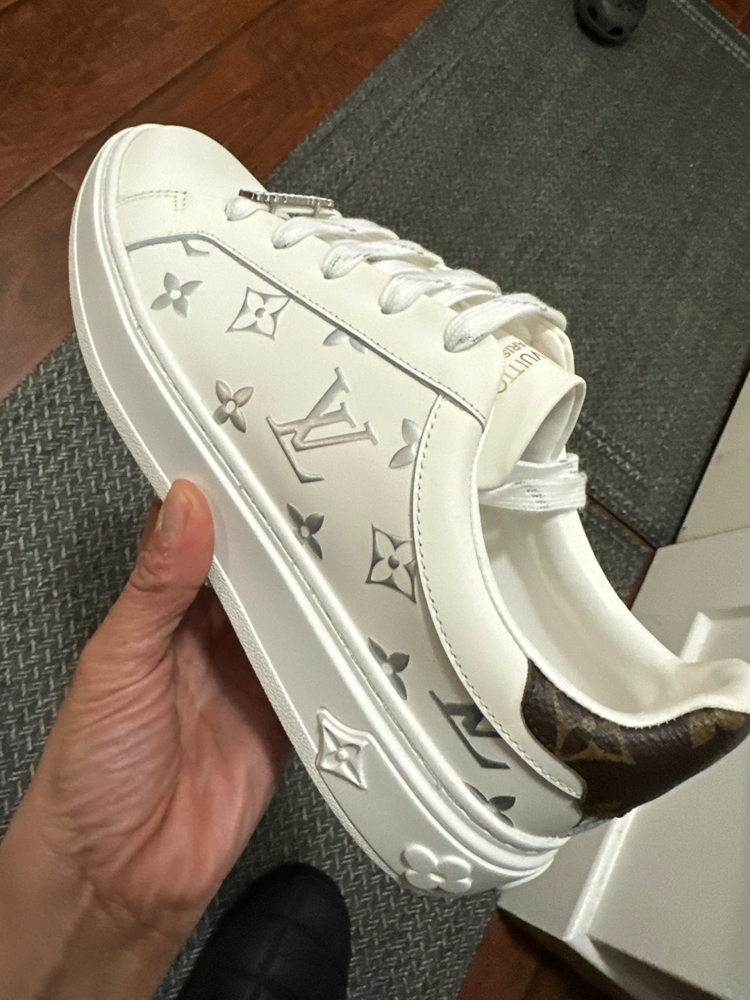 Unisex size 43- Louis Vuitton White Leather Sneaker - photo 2