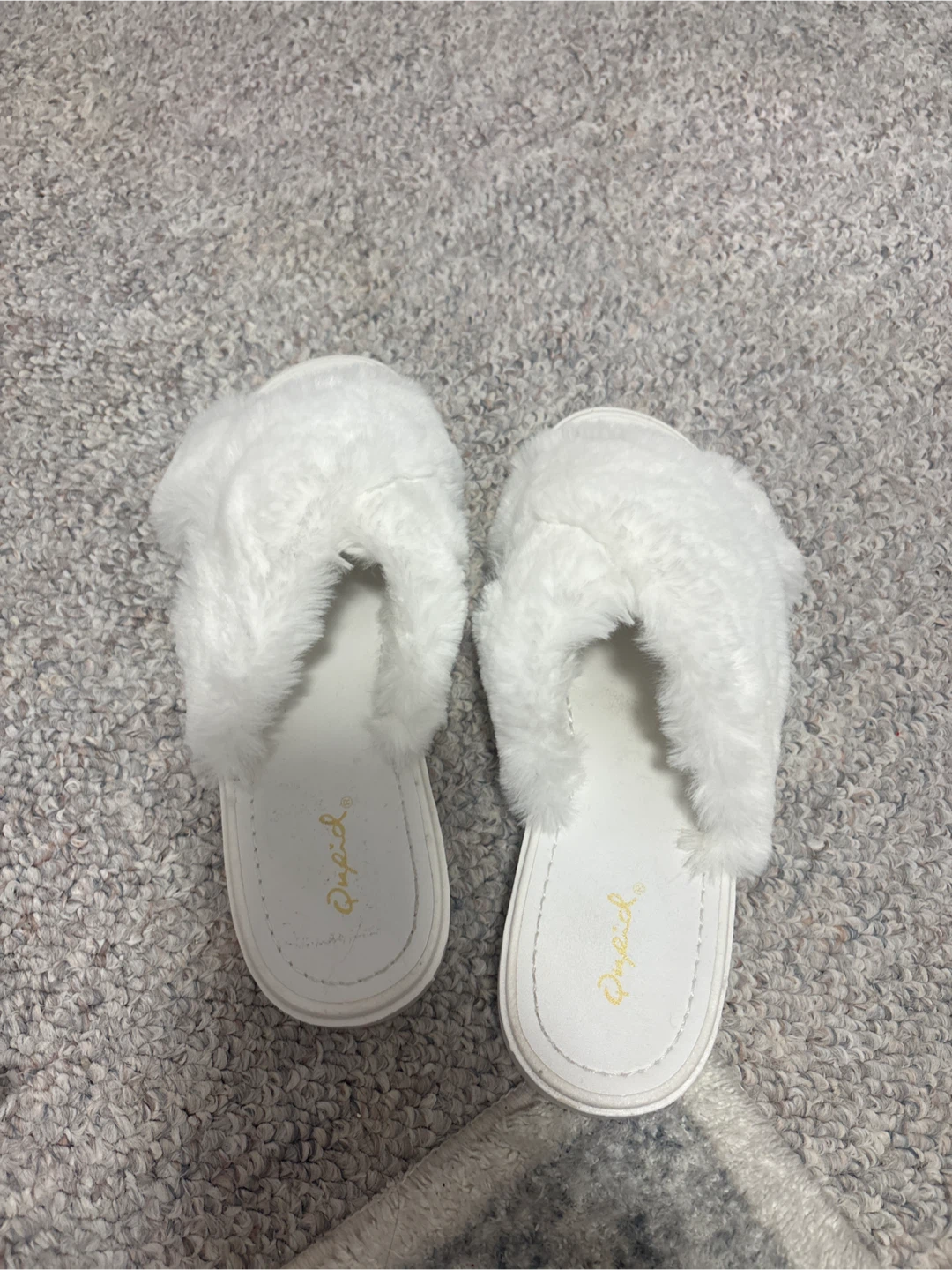 Qupid White Fuzzy Slippers