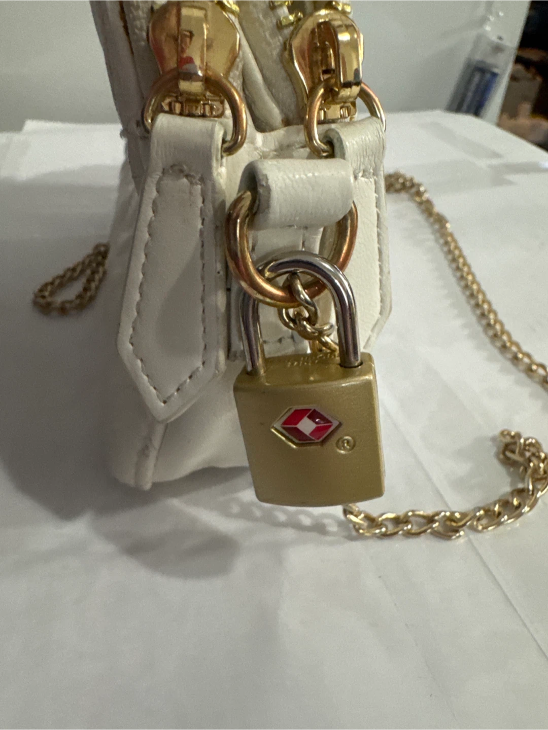 Guess White Quilted Crossbody Bag - photo 3