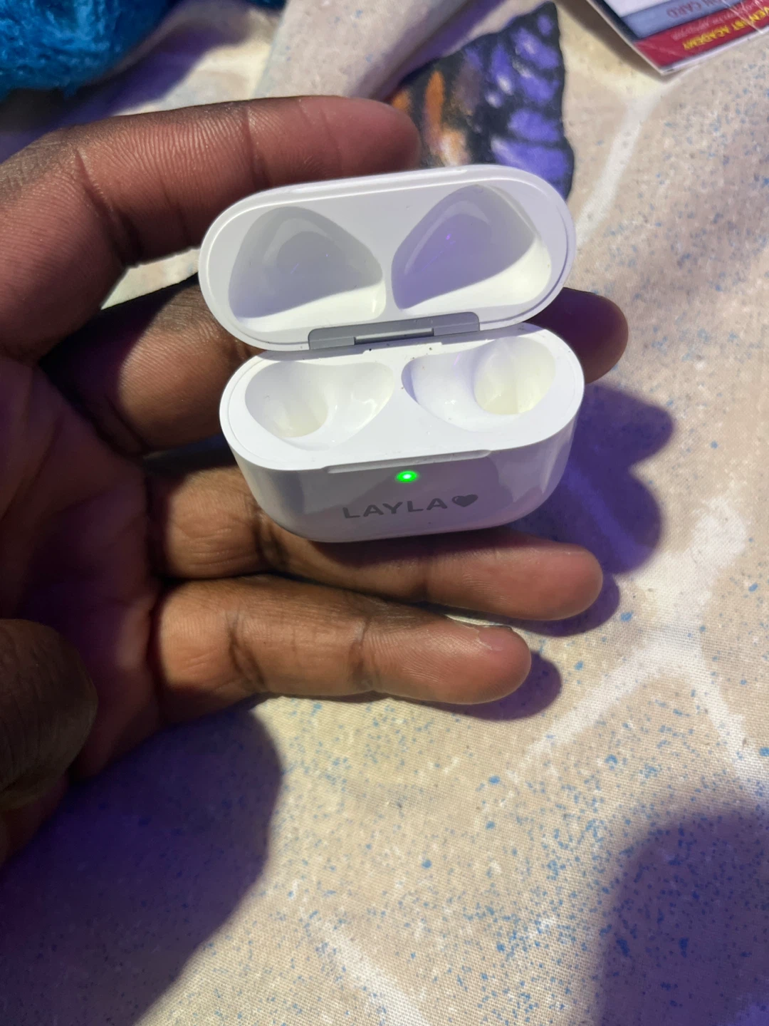 White AirPods 4  Case - photo 2