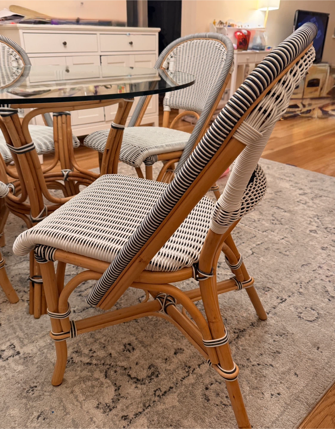 Dining Set - Table & 4 Chairs - photo 2