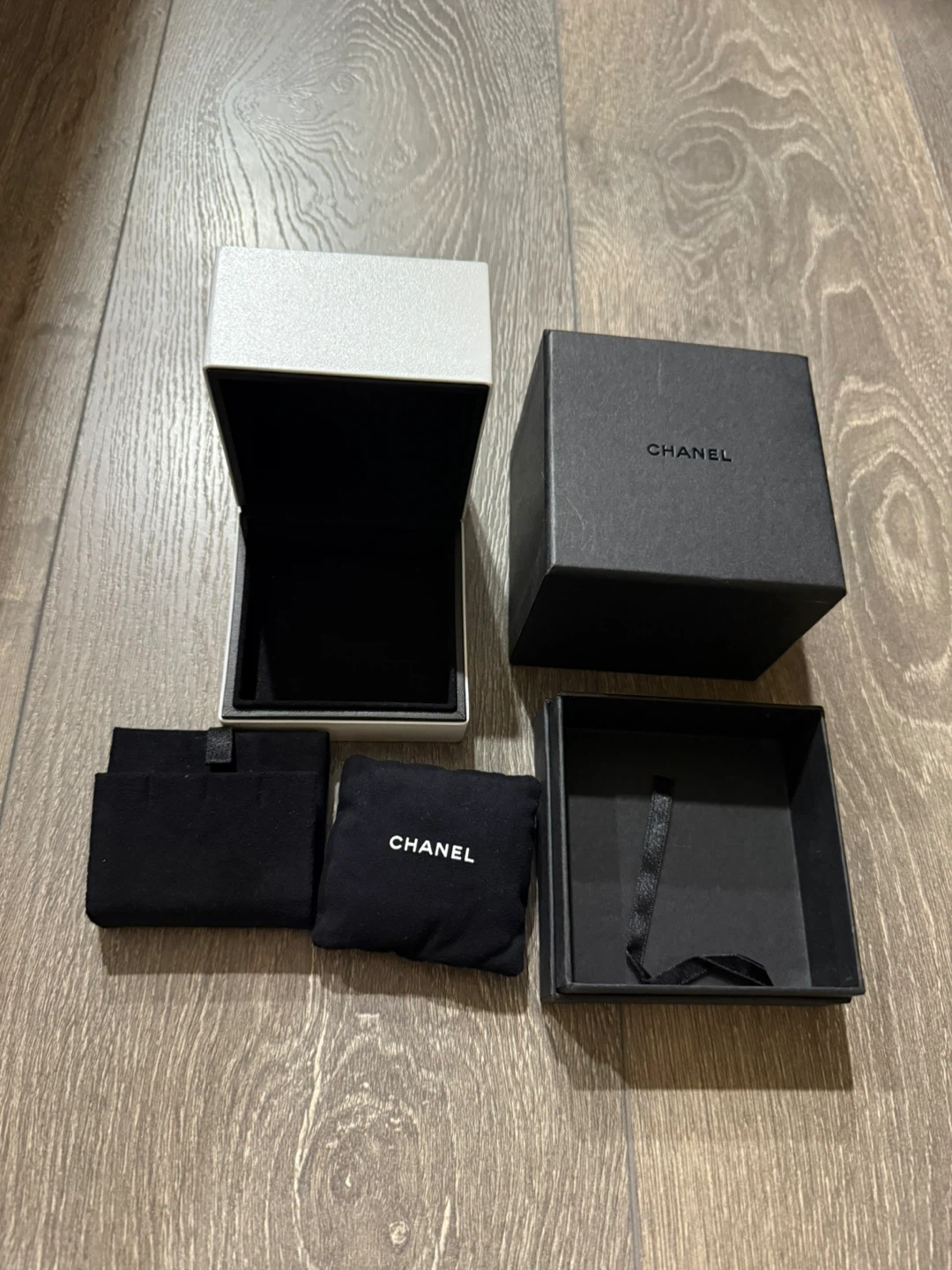 🆕 Chanel Fine jewelry Box with a little pillow - photo 2