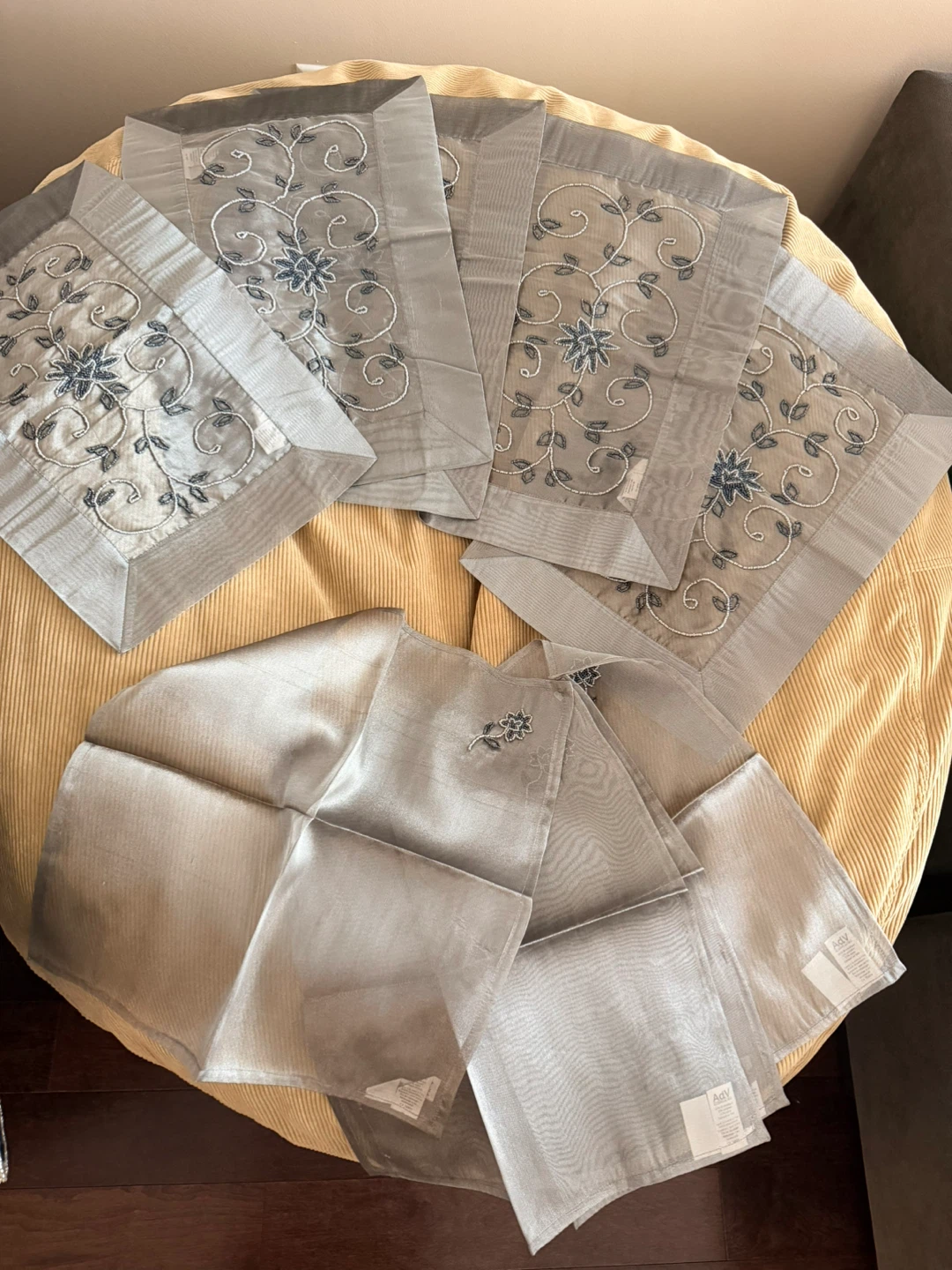 Set of 5 Silver beaded Floral Design Placemats, 4 Napkins🏆