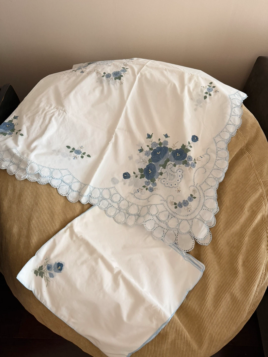 Floral Embroidered White Table cloth Set🏆