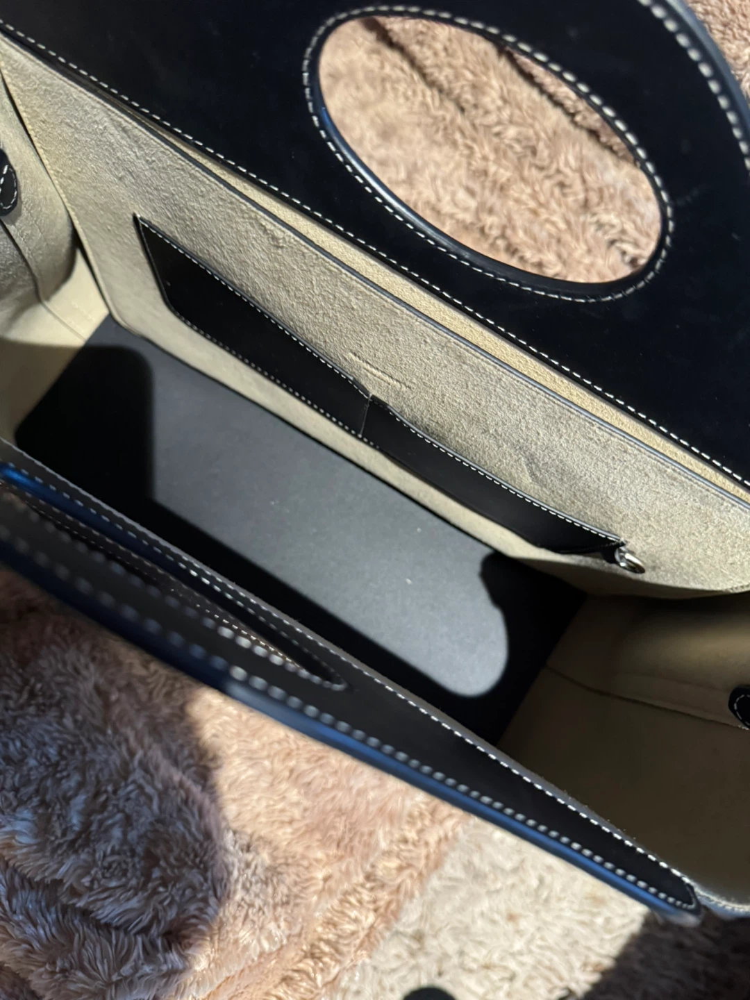 Burberry Leather Soft Pocket Tote Bag - photo 2