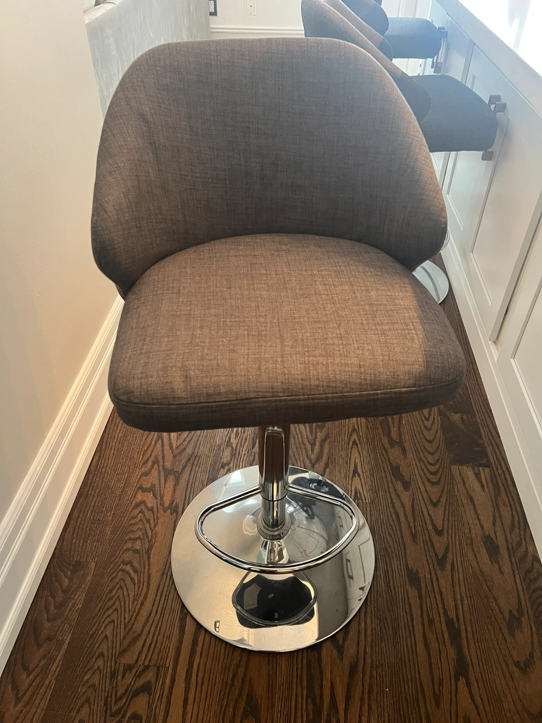 Adjustable Height Swivel Bar Stool