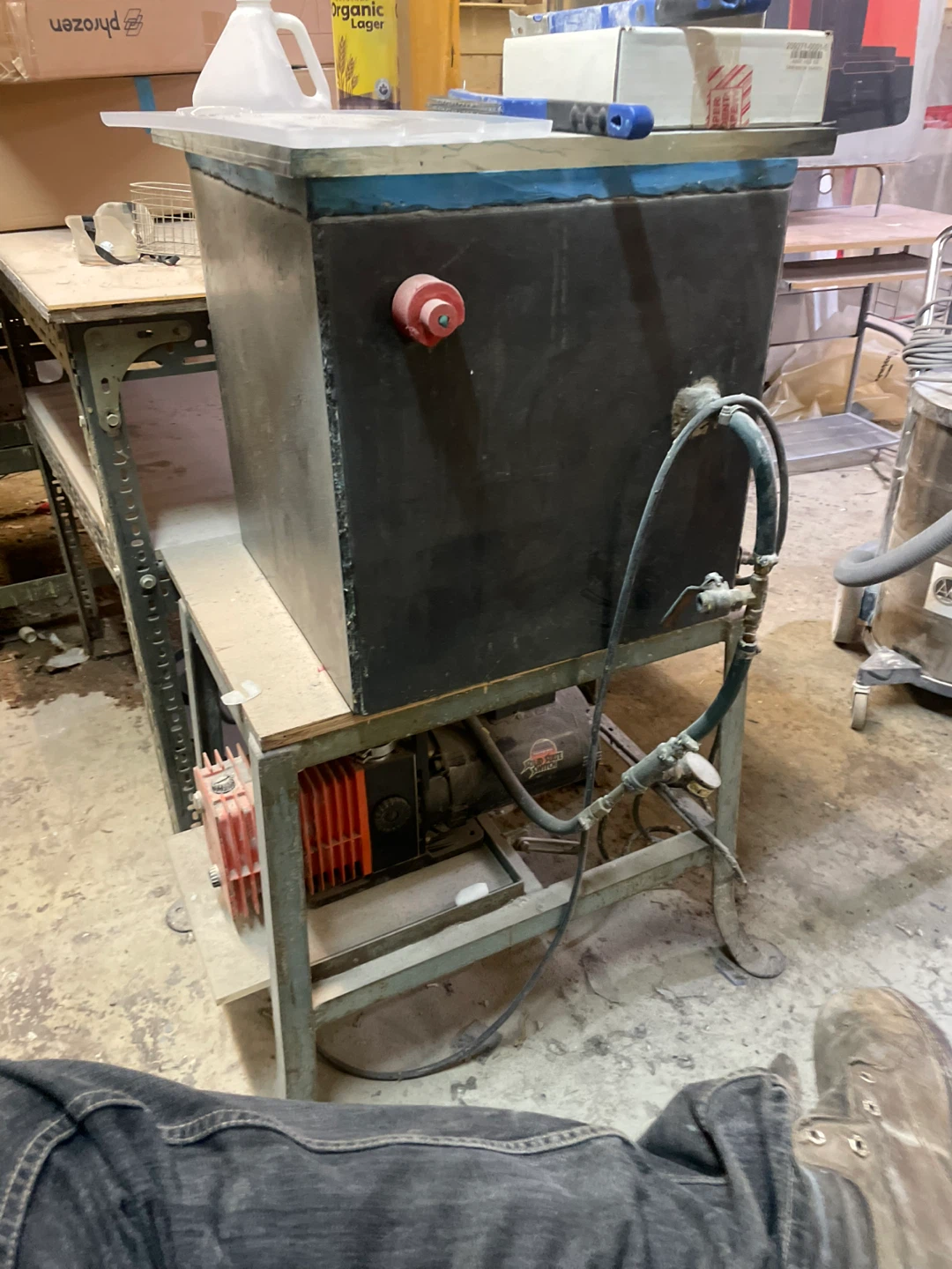 Vacuume chamber with pump
