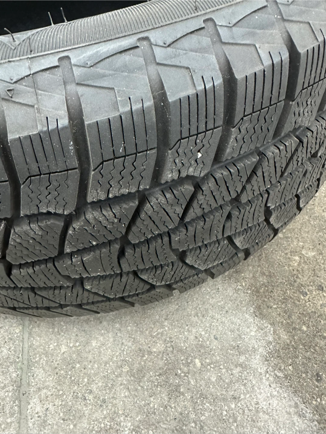 Motomaster Winter Edge Tire 215/55R16 - photo 2