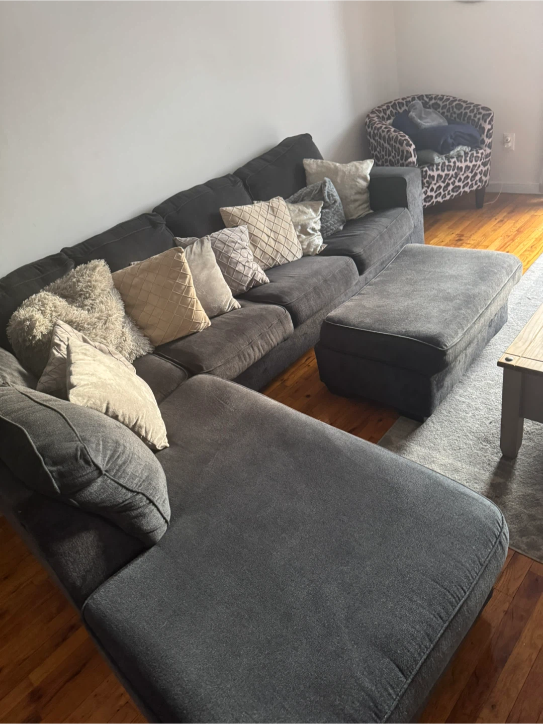 Comfortable Gray Sectional Sofa with Ottoman